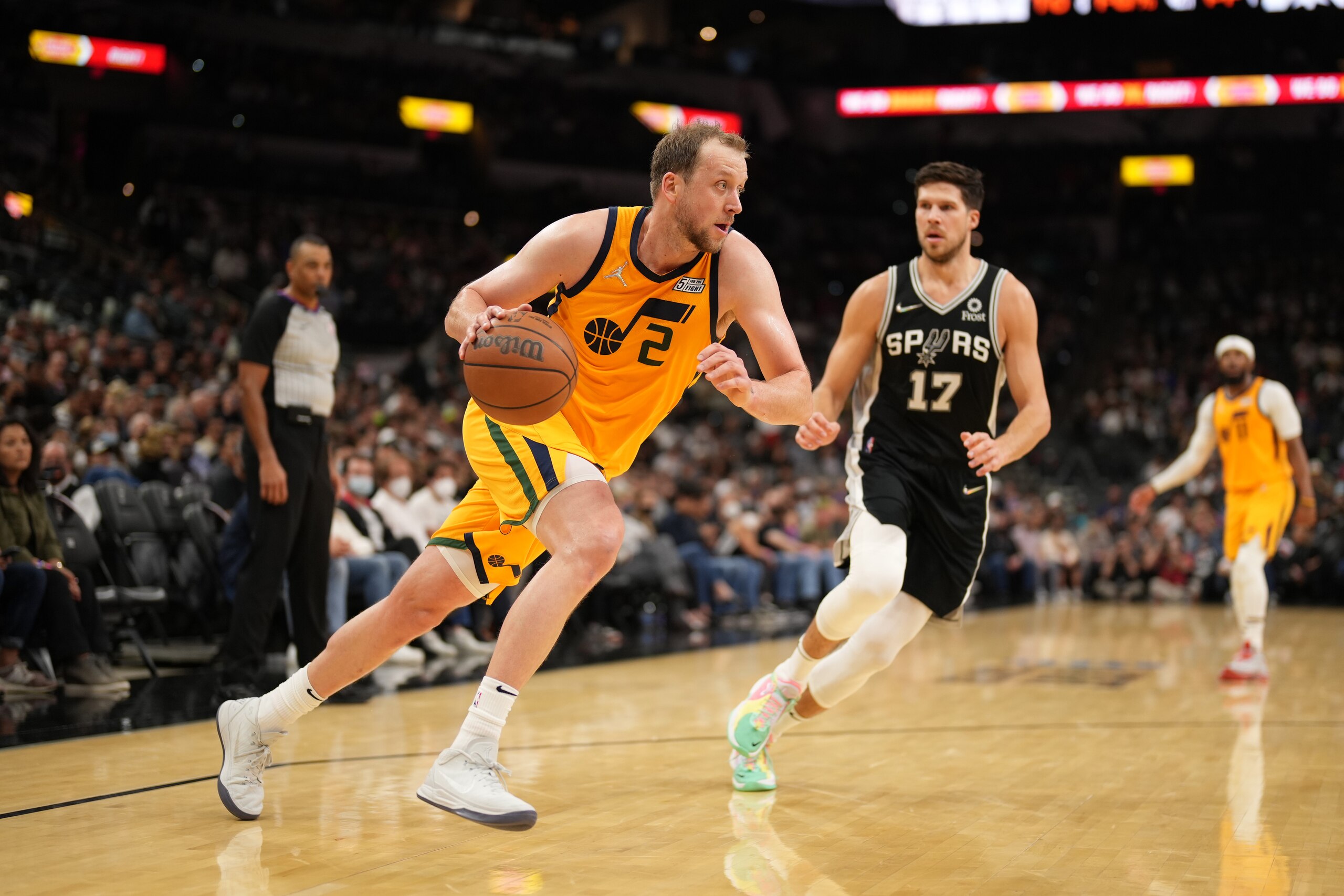 SAN ANTONIO, TX - DECEMBER 27: Joe Ingles #2 of the Utah Jazz dribbles the ball during the game against the San Antonio Spurs on December 27, 2021 at the AT&T Center in San Antonio, Texas. NOTE TO USER: User expressly acknowledges and agrees that, by downloading and or using this photograph, user is consenting to the terms and conditions of the Getty Images License Agreement. Mandatory Copyright Notice: Copyright 2021 NBAE (Photos by Darren Carroll/NBAE via Getty Images)