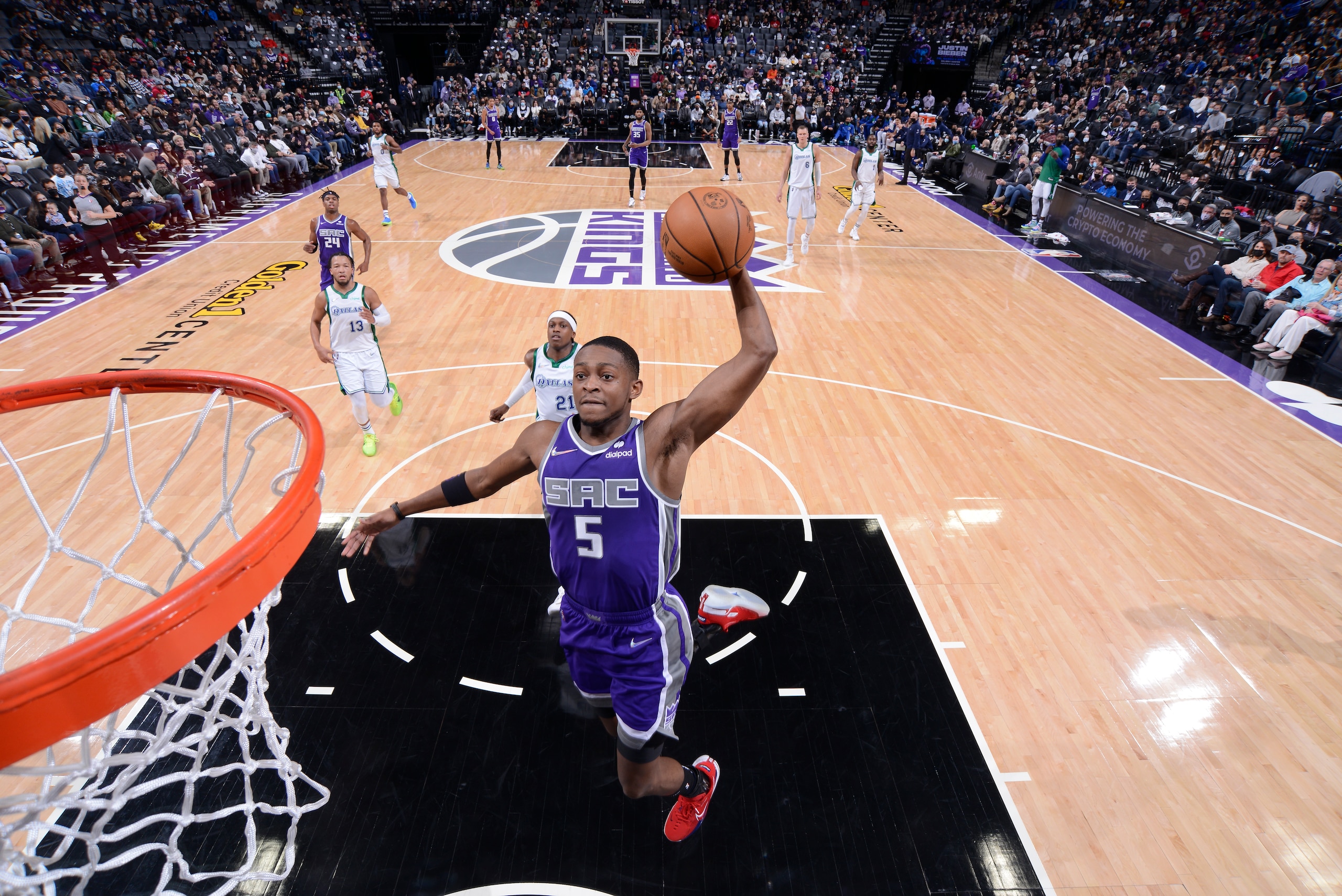 SACRAMENTO, CA - DECEMBER 29: De'Aaron Fox #5 of the Sacramento Kings drives to the basket during the game against the Dallas Mavericks on December 29, 2021 at Golden 1 Center in Sacramento, California. NOTE TO USER: User expressly acknowledges and agrees that, by downloading and or using this Photograph, user is consenting to the terms and conditions of the Getty Images License Agreement. Mandatory Copyright Notice: Copyright 2021 NBAE (Photo by Rocky Widner/NBAE via Getty Images)