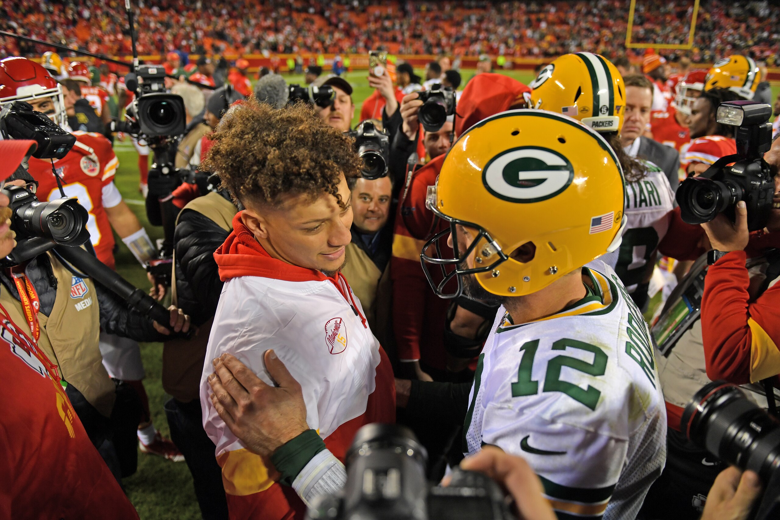 KANSAS CITY, MO - OCTOBER 27: Quarterback Aaron Rodgers #12 of the Green Bay Packers meets with quarterback Patrick Mahomes (L) of the Kansas City Chiefs after the game at Arrowhead Stadium on October 27, 2019 in Kansas City, Missouri. (Photo by Peter Aiken/Getty Images)