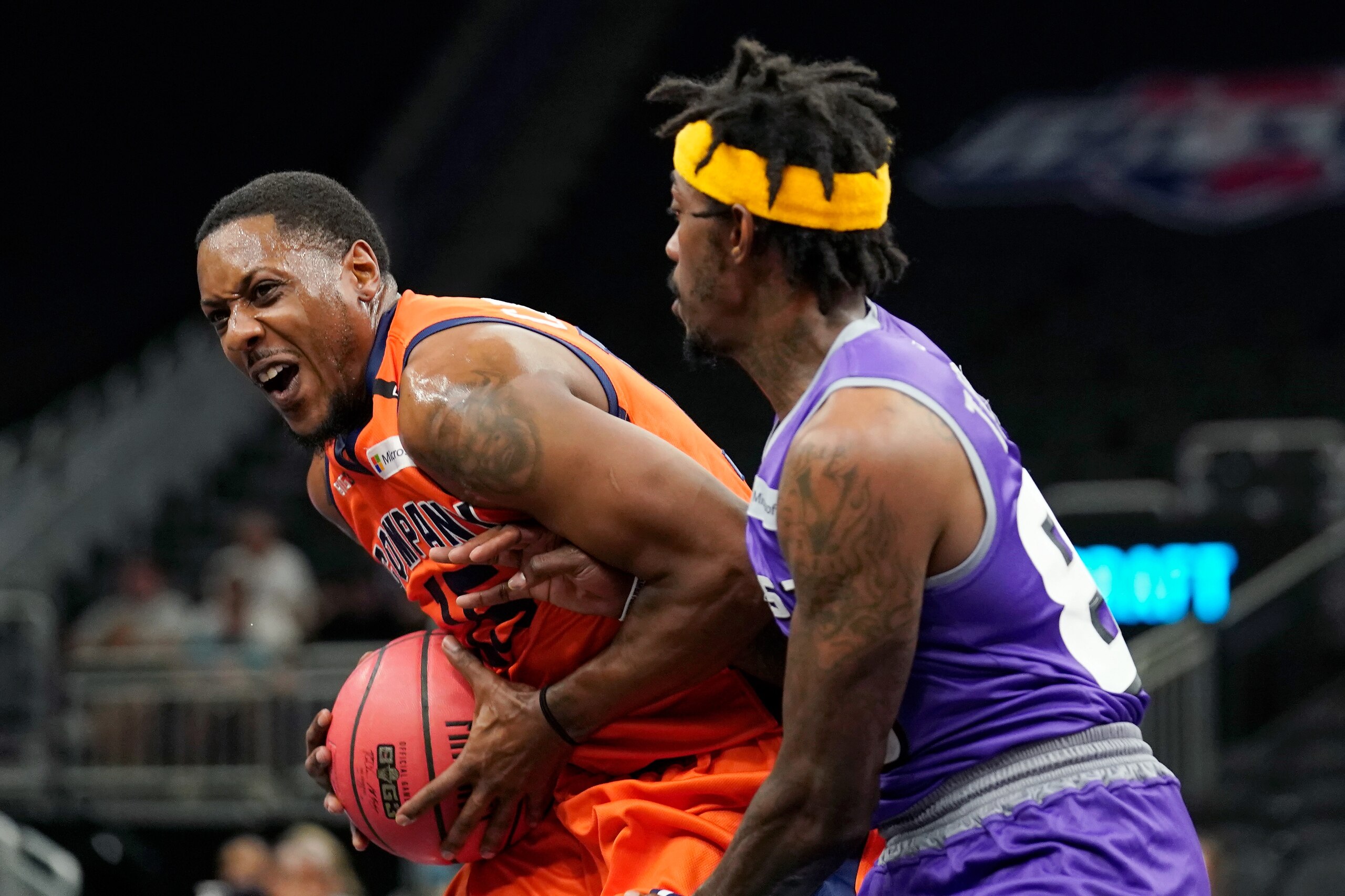 MILWAUKEE, WISCONSIN - AUGUST 05: Mario Chalmers #15 of 3's Company dribbles the ball while being guarded by Mike Taylor #88 of the Ghost Ballers during BIG3 - Week Five at the Fiserv Forum on August 05, 2021 in Milwaukee, Wisconsin. (Photo by Patrick McDermott/Getty Images)