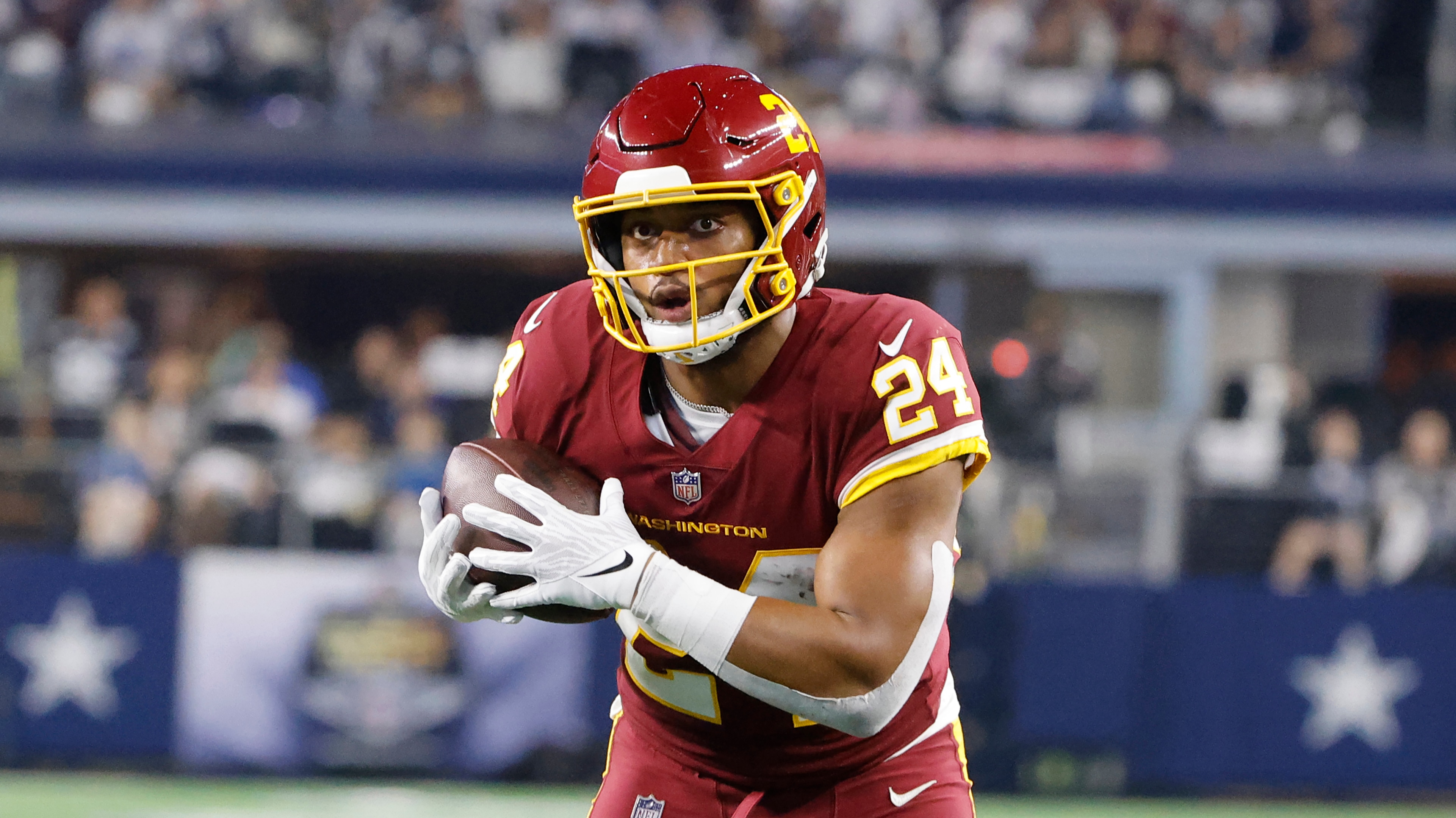 Washington Football Team running back Antonio Gibson (24) runs with the ball during an NFL Football game in Arlington, Texas, Sunday, Dec. 26, 2021. (AP Photo/Michael Ainsworth)