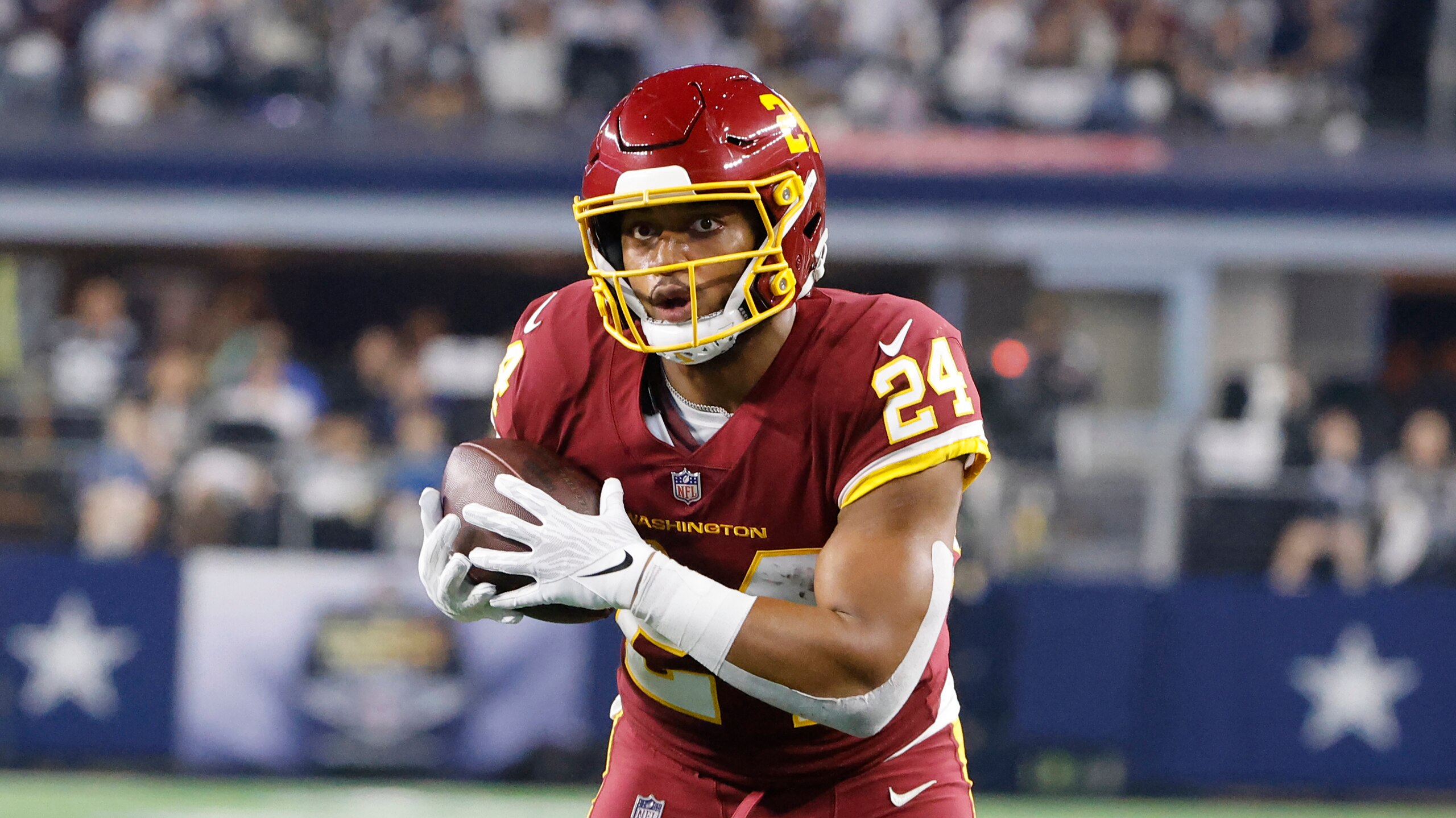 Washington Football Team running back Antonio Gibson (24) runs with the ball during an NFL Football game in Arlington, Texas, Sunday, Dec. 26, 2021. (AP Photo/Michael Ainsworth)
