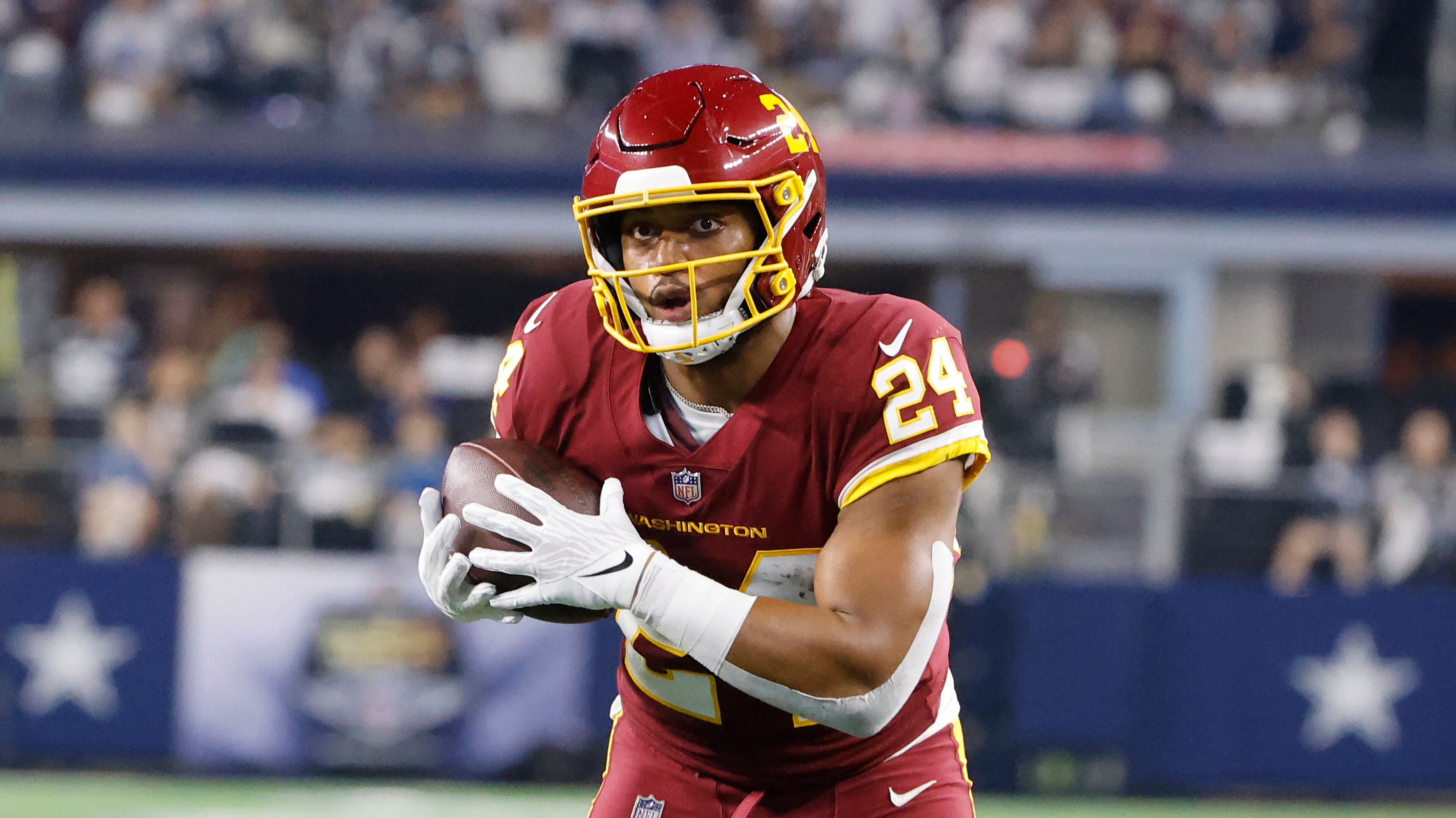 Washington Football Team running back Antonio Gibson (24) runs with the ball during an NFL Football game in Arlington, Texas, Sunday, Dec. 26, 2021. (AP Photo/Michael Ainsworth)