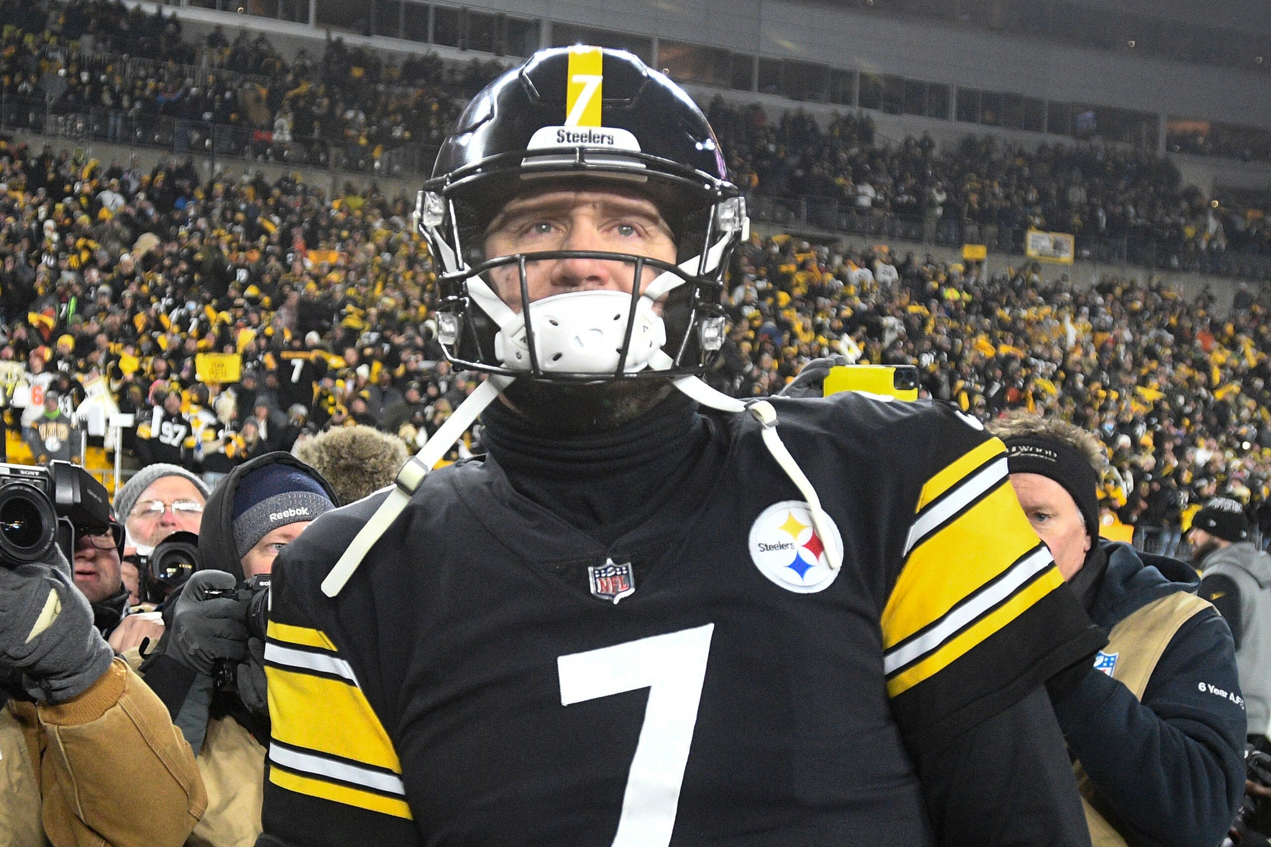 Pittsburgh Steelers quarterback Ben Roethlisberger (7) greets and waves to fans after an NFL football game against the Cleveland Browns, Monday, Jan. 3, 2022, in Pittsburgh. Roethlisberger had said this is probably his last game as a Steeler at their home stadium, Heinz Field. (AP Photo/Don Wright) Pittsburgh Steelers quarterback Ben Roethlisberger (7) greets and waves to fans after an NFL football game against the Cleveland Browns, Monday, Jan. 3, 2022, in Pittsburgh. Roethlisberger had said this is probably his last game as a Steeler at their home stadium, Heinz Field. (AP Photo/Don Wright)