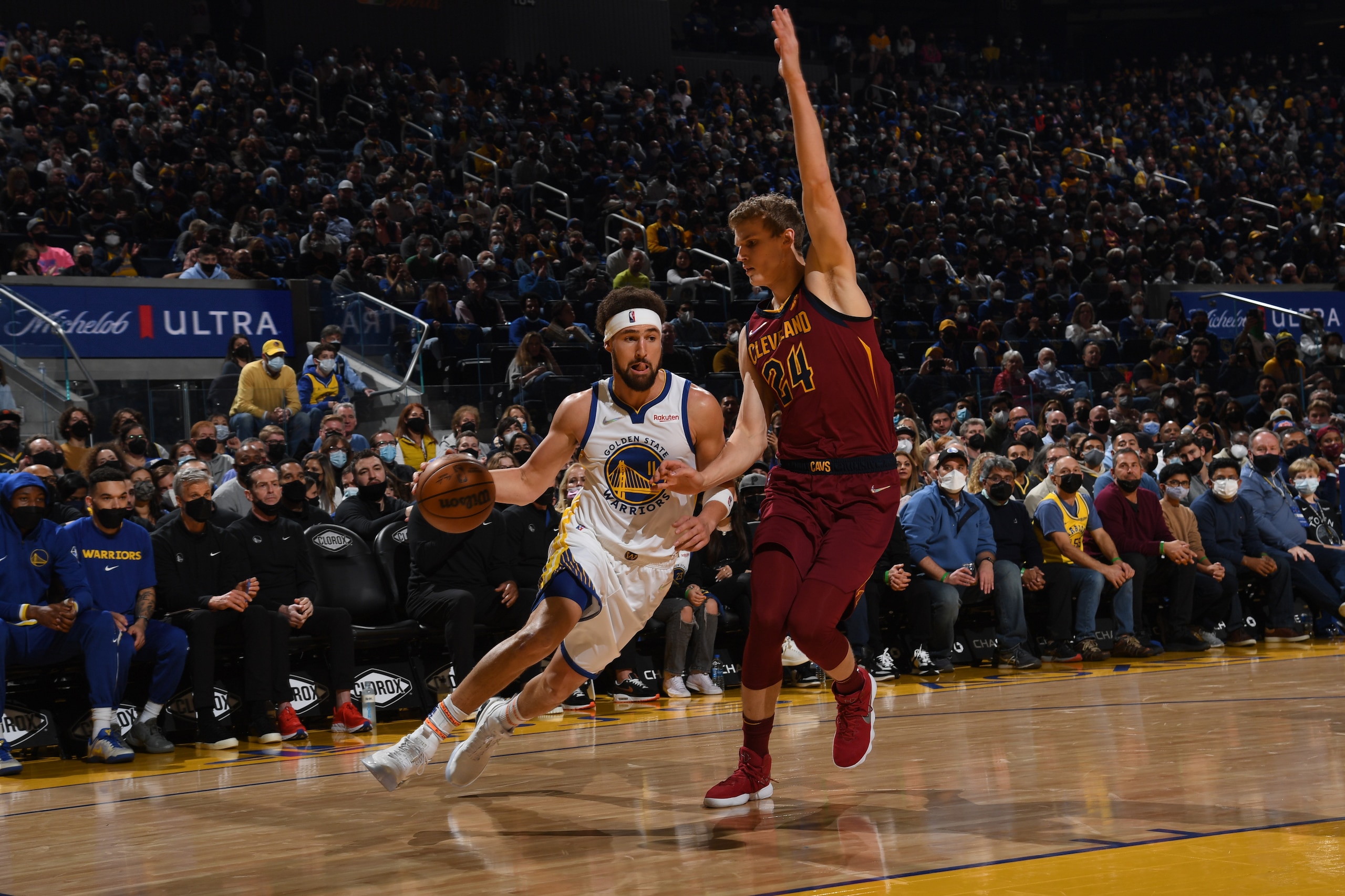 SAN FRANCISCO, CA - JANUARY 9: Klay Thompson #11 of the Golden State Warriors drives to the basket during the game against the Cleveland Cavaliers on January 9, 2022 at Chase Center in San Francisco, California. NOTE TO USER: User expressly acknowledges and agrees that, by downloading and or using this photograph, user is consenting to the terms and conditions of Getty Images License Agreement. Mandatory Copyright Notice: Copyright 2022 NBAE (Photo by Noah Graham/NBAE via Getty Images)