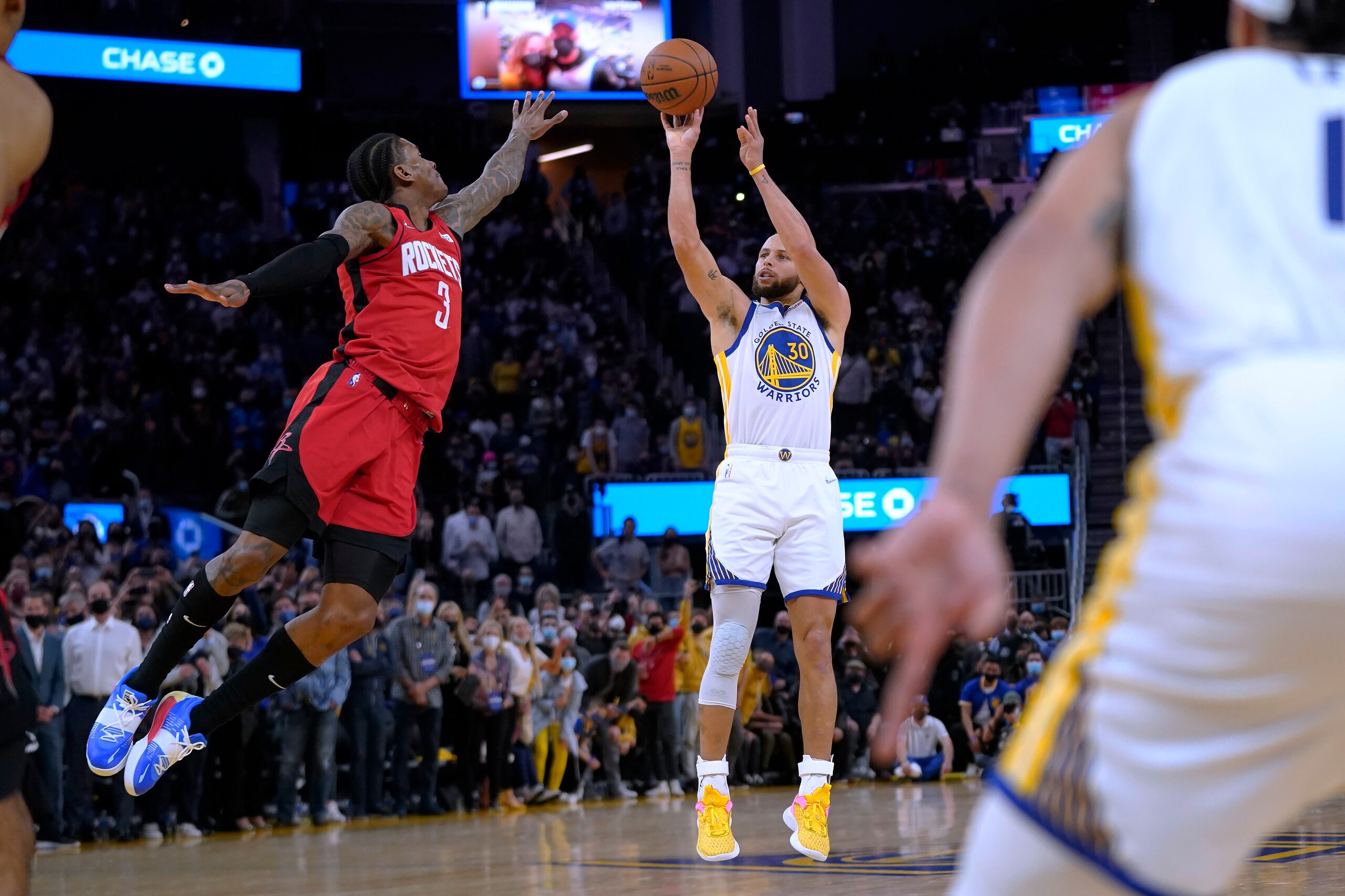Golden State Warriors guard Stephen Curry (30) shoots the game-winning basket against Houston Rockets guard Kevin Porter Jr. (3) at the end of an NBA basketball game in San Francisco, Friday, Jan. 21, 2022. (AP Photo/Jeff Chiu)