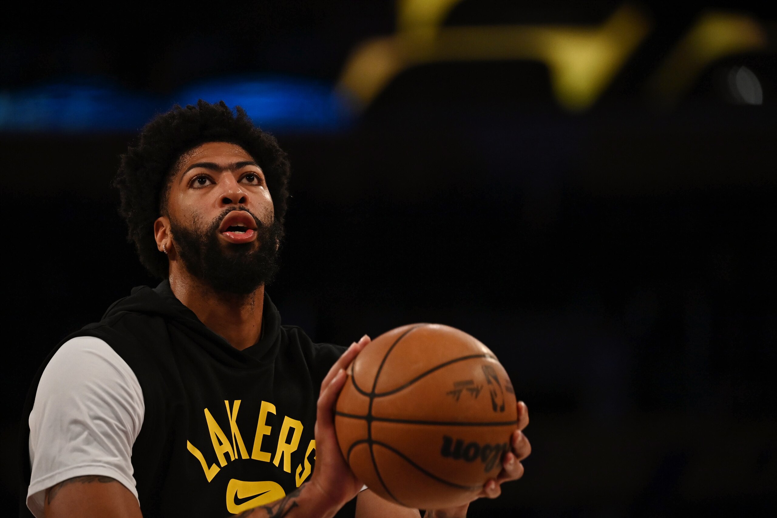 Basketball: Los Angeles Lakers Anthony Davis warming up before game vs Memphis Grizzlies at Crypto.com Arena. Los Angeles, CA 1/9/2022 CREDIT: John W. McDonough (Photo by John W. McDonough/Sports Illustrated via Getty Images) (Set Number: X163901 TK1)