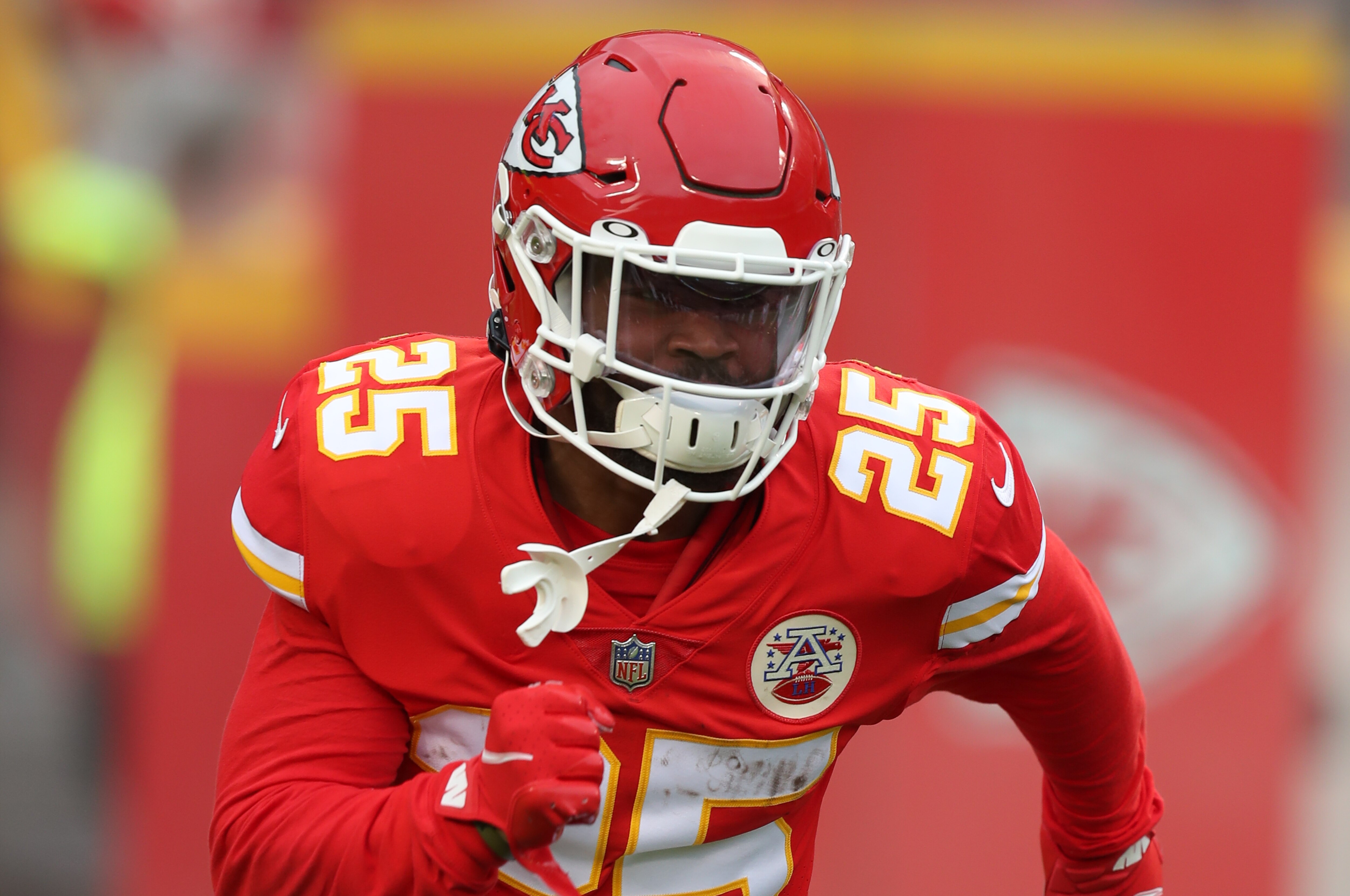 KANSAS CITY, MO - DECEMBER 26: Kansas City Chiefs running back Clyde Edwards-Helaire (25) runs onto the field before an NFL game between the Pittsburgh Steelers and Kansas City Chiefs on Dec 26, 2021 at GEHA Field at Arrowhead Stadium in Kansas City, MO. (Photo by Scott Winters/Icon Sportswire via Getty Images)