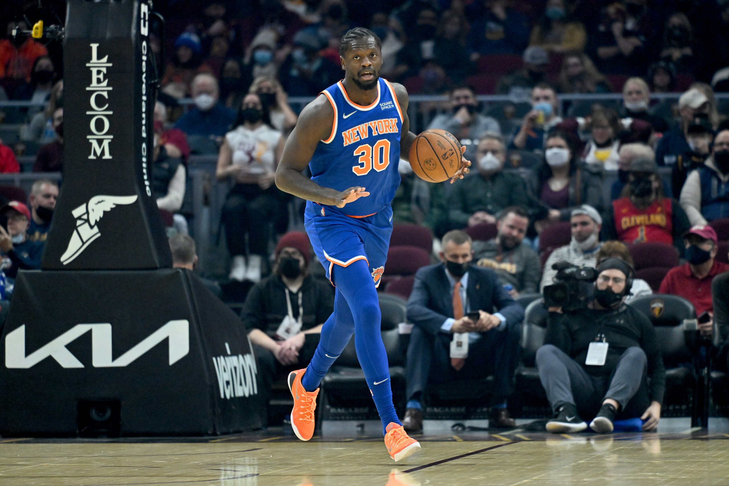CLEVELAND, OHIO - JANUARY 24: Julius Randle #30 of the New York Knicks brings the ball up court during the first half against the Cleveland Cavaliers at Rocket Mortgage Fieldhouse on January 24, 2022 in Cleveland, Ohio. NOTE TO USER: User expressly acknowledges and agrees that, by downloading and/or using this photograph, user is consenting to the terms and conditions of the Getty Images License Agreement. (Photo by Jason Miller/Getty Images)