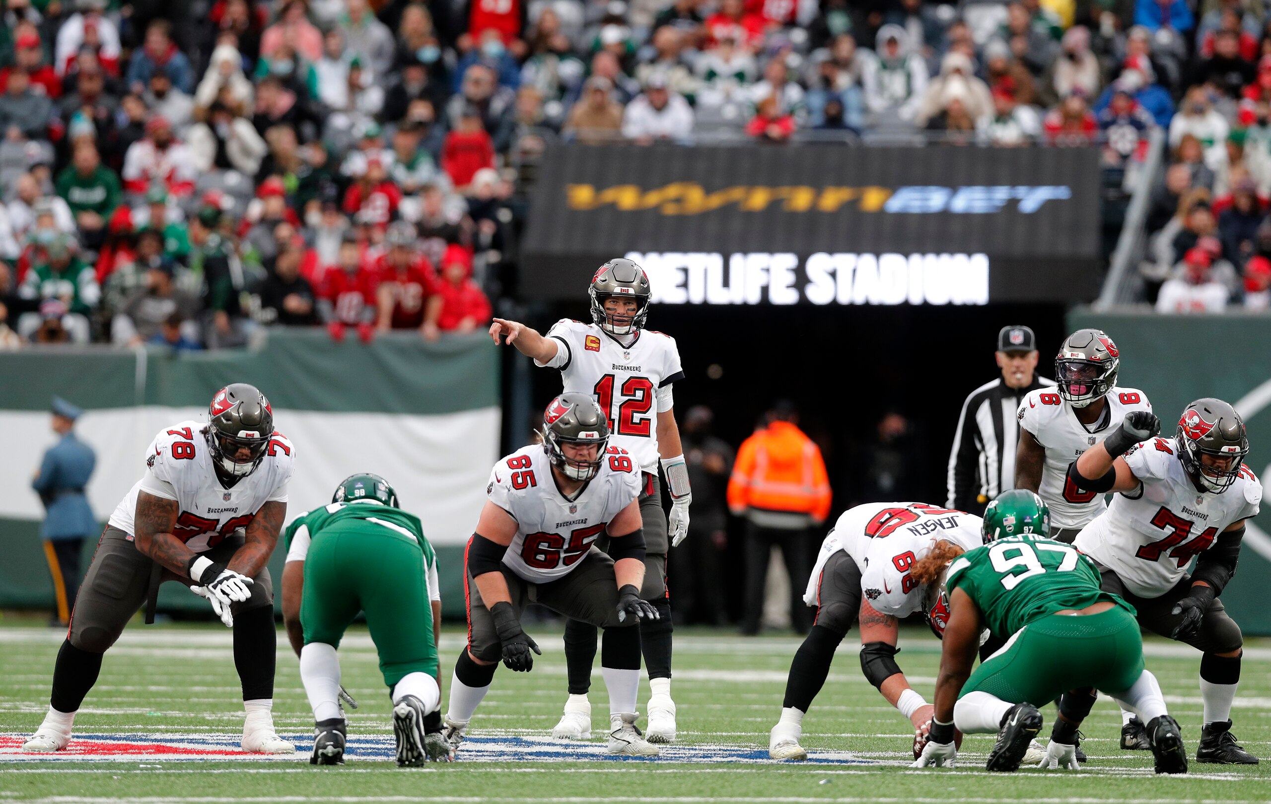 EAST RUTHERFORD, NEW JERSEY - JANUARY 02: (NEW YORK DAILIES OUT)  Tom Brady #12 of the Tampa Bay Buccaneers in action against the New York Jets at MetLife Stadium on January 02, 2022 in East Rutherford, New Jersey. The Buccaneers defeated the Jets 28-24. (Photo by Jim McIsaac/Getty Images)
