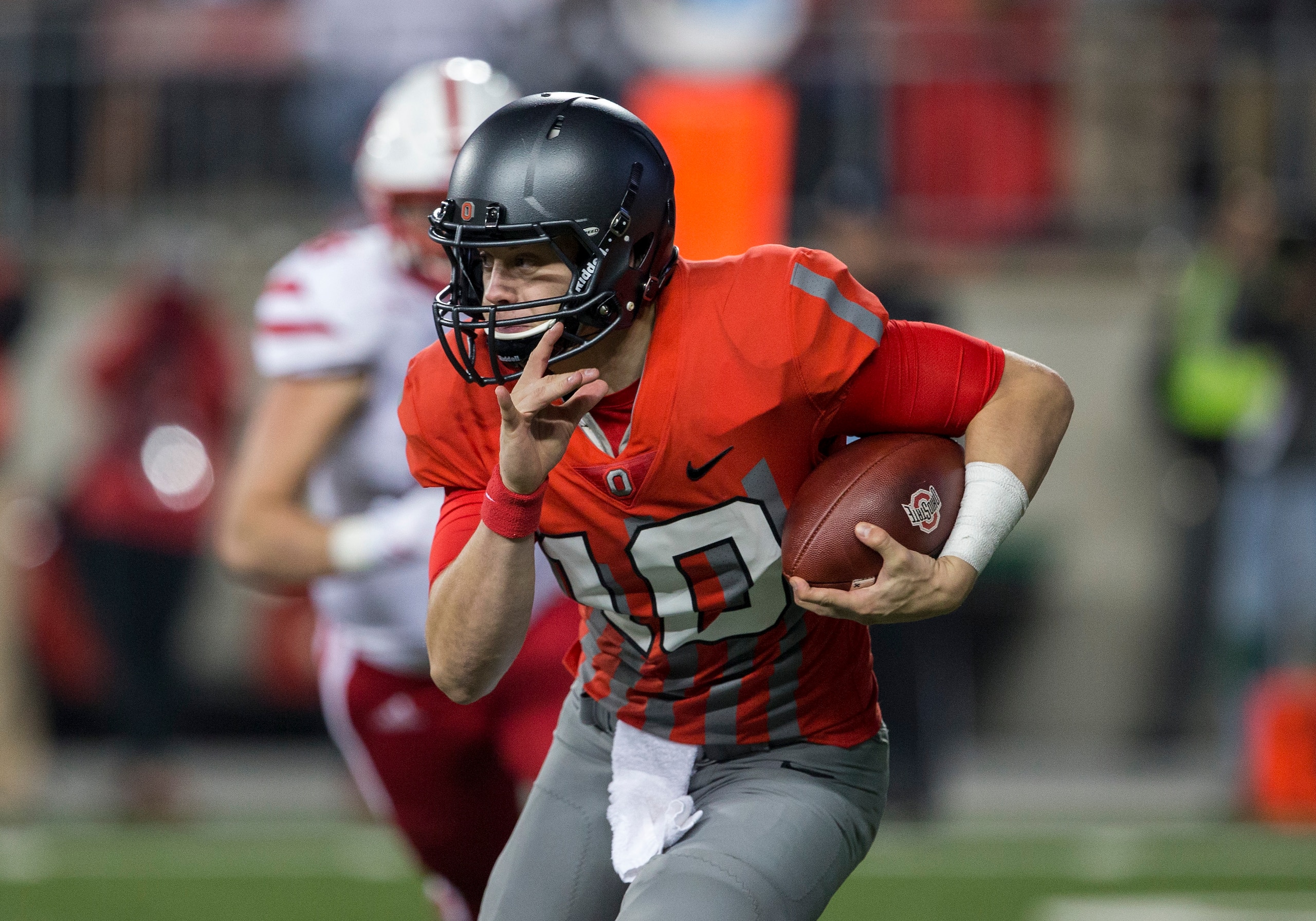 COLUMBUS, OH - NOVEMBER 05: Quarterback Joe Burrow (10) of the Ohio State Buckeyes runs the football during an NCAA football game between the Nebraska Cornhuskers and the Ohio State Buckeyes on November 05, 2016, at Ohio Stadium in Columbus, OH. (Photo by Khris Hale/Icon Sportswire via Getty Images)