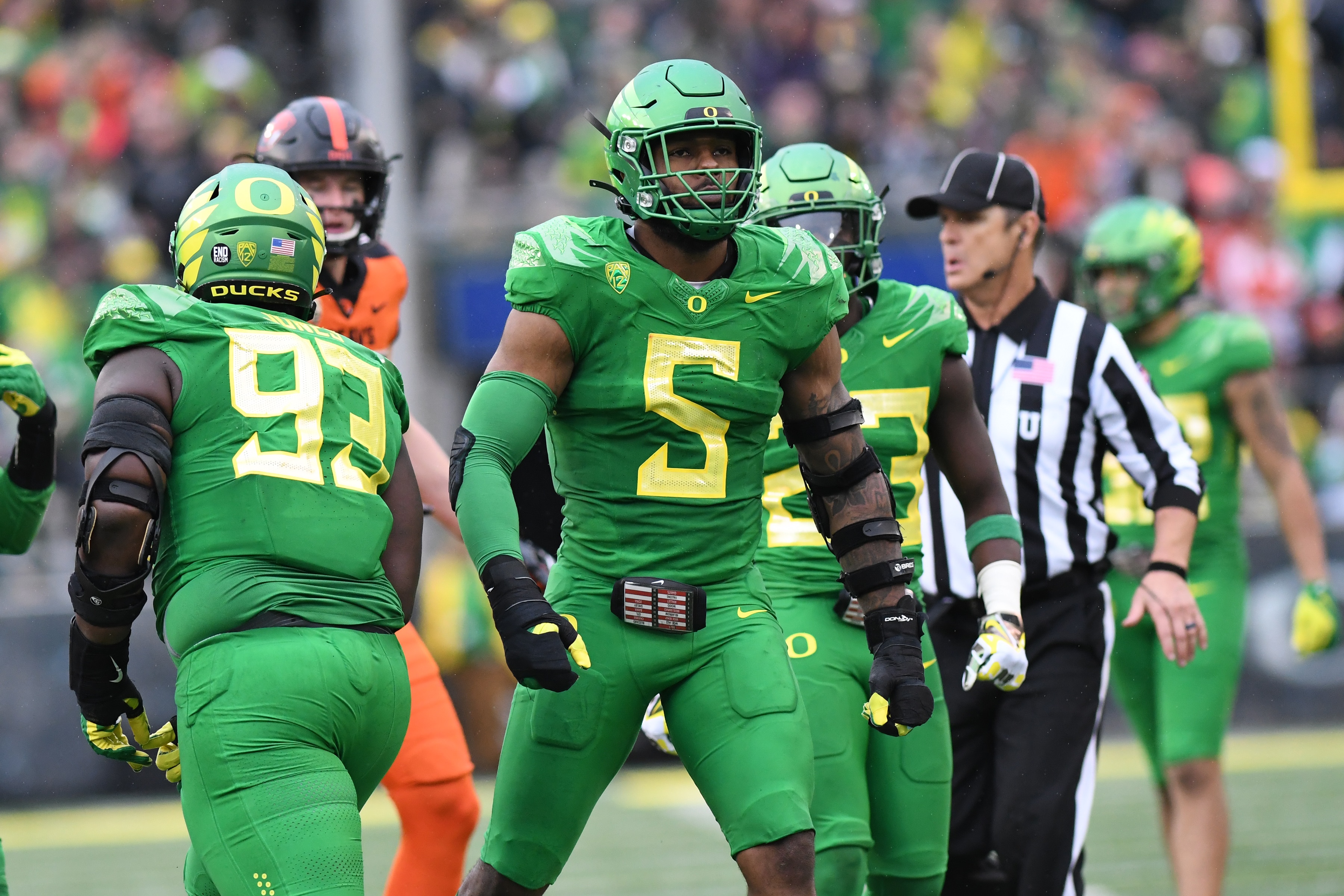 EUGENE, OR - NOVEMBER 27: Oregon Ducks DE Kayvon Thibodeaux (5) reacts after making a tackle during a PAC-12 conference football game between the Oregon State Beavers and Oregon Ducks on November 27, 2021 at Autzen Stadium in Eugene, Oregon. (Photo by Brian Murphy/Icon Sportswire via Getty Images)