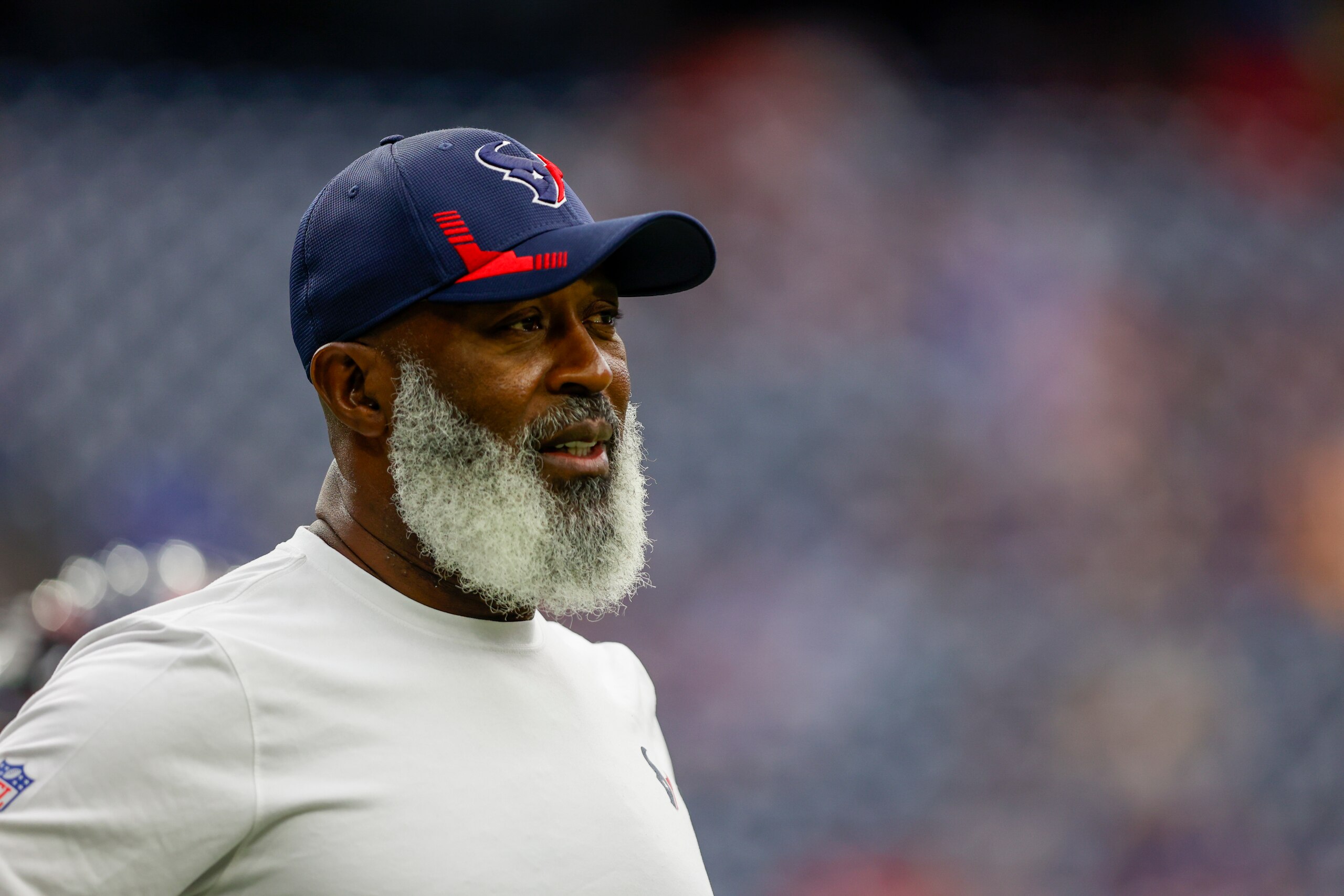 HOUSTON, TX - OCTOBER 31: Houston Texans ASSOCIATE HEAD COACH / DEFENSIVE COORDINATOR LOVIE SMITH before the game between the Los Angeles Rams and the Houston Texans at NRG Stadium on October 31, 2021 in Houston, Texas. (Photo by Jordon Kelly/Icon Sportswire via Getty Images)