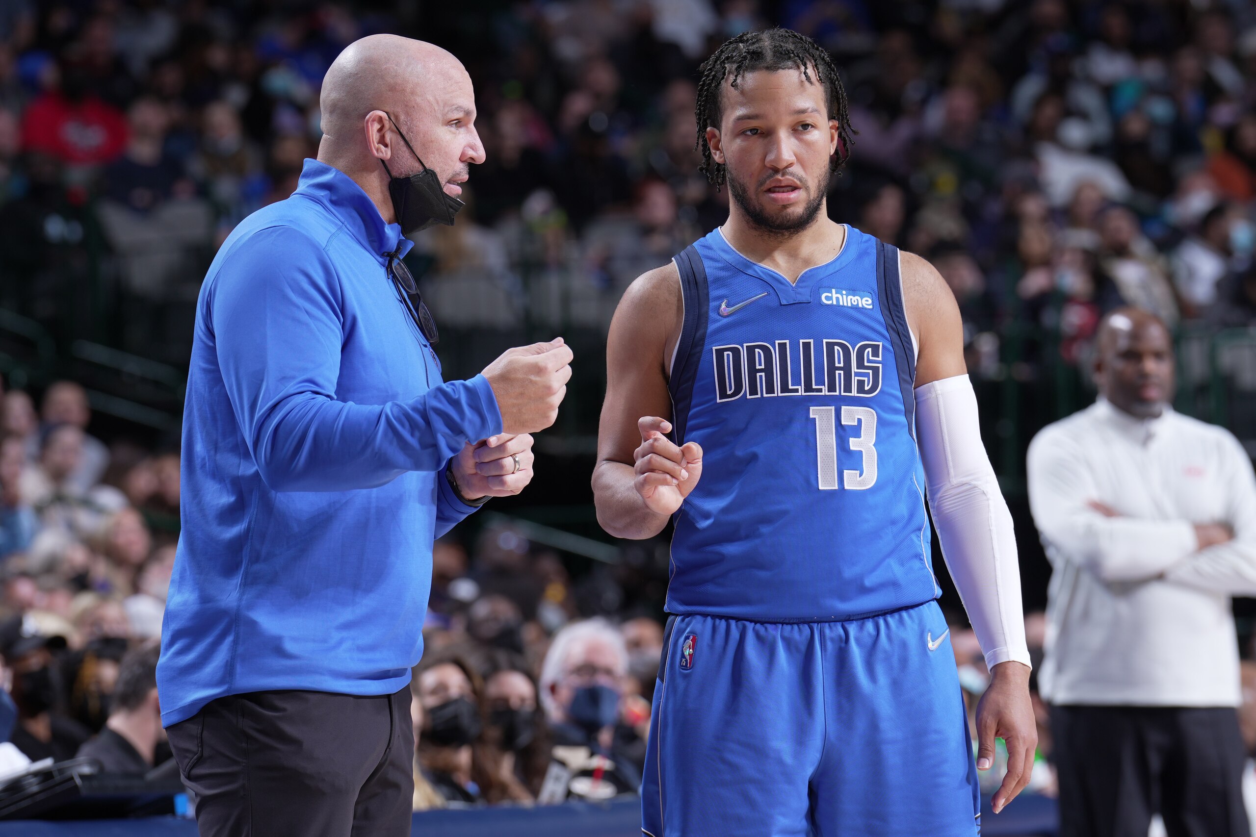 DALLAS, TX - FEBRUARY 06: Jalen Brunson #13 and Head Coach Jason Kidd of the Dallas Mavericks talk during the game against the Atlanta Hawks on February 6, 2022 at the American Airlines Center in Dallas, Texas. NOTE TO USER: User expressly acknowledges and agrees that, by downloading and or using this photograph, User is consenting to the terms and conditions of the Getty Images License Agreement. Mandatory Copyright Notice: Copyright 2022 NBAE (Photo by Glenn James/NBAE via Getty Images)
