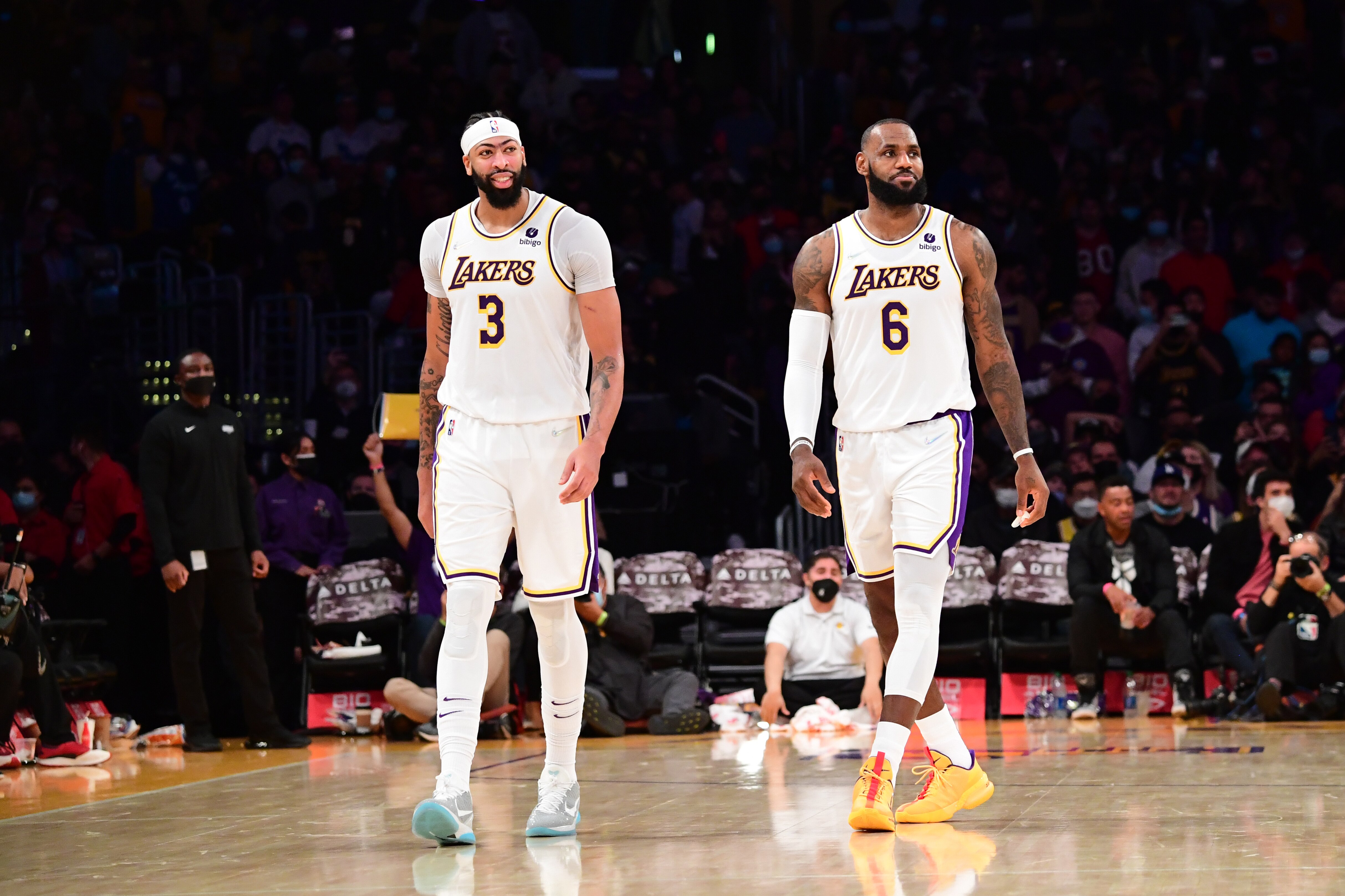 LOS ANGELES, CA - NOVEMBER 28: Anthony Davis #3 of the Los Angeles Lakers talks with LeBron James #6 of the Los Angeles Lakers during the game against the Detroit Pistons on November 28, 2021 at STAPLES Center in Los Angeles, California. NOTE TO USER: User expressly acknowledges and agrees that, by downloading and/or using this Photograph, user is consenting to the terms and conditions of the Getty Images License Agreement. Mandatory Copyright Notice: Copyright 2021 NBAE (Photo by Adam Pantozzi/NBAE via Getty Images)