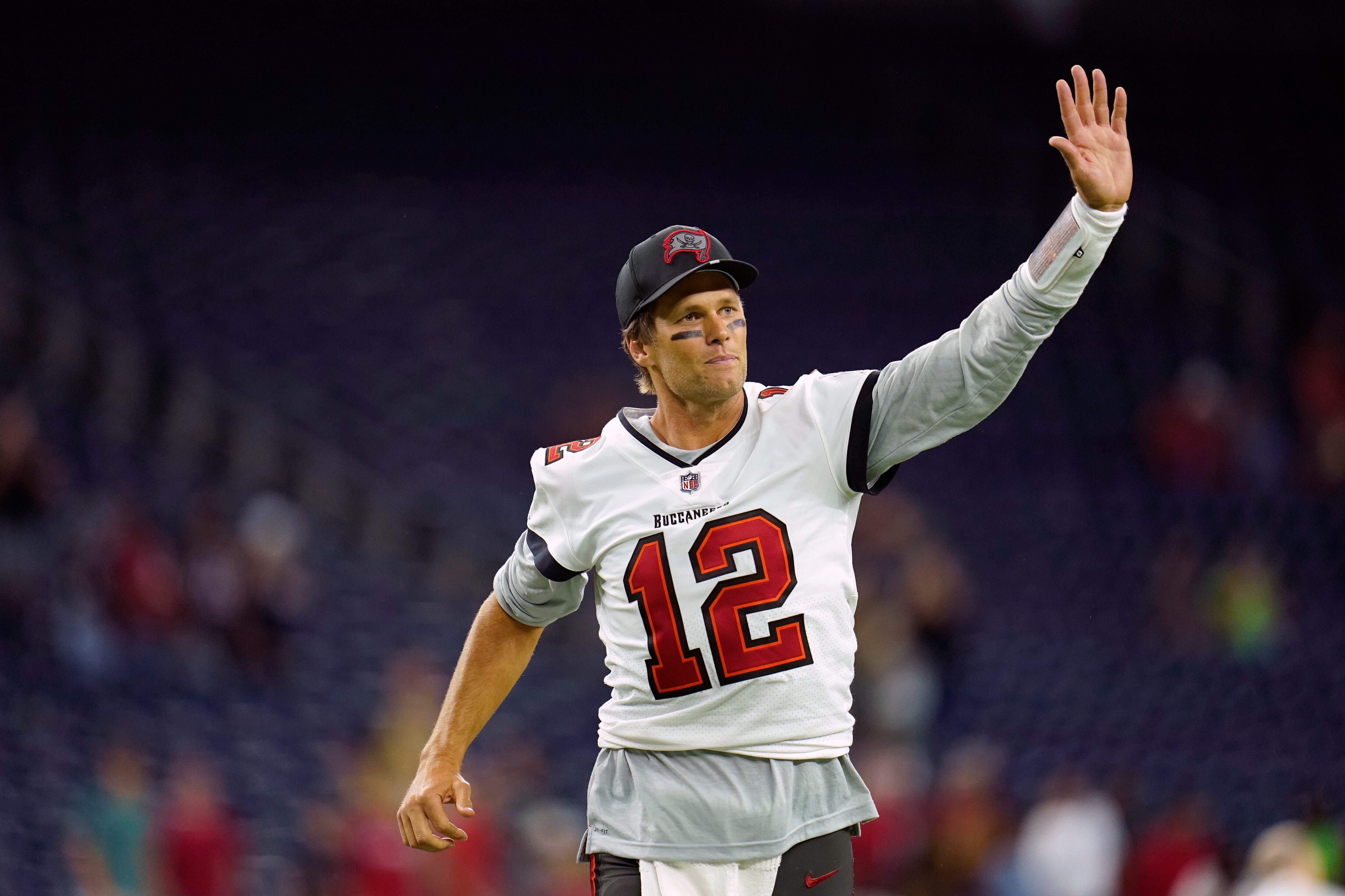 ARCHIVO - El quarterback Tom Brady de los Buccaneers de Tampa Bay saluda al público al final de un juego de pretemporada en Houston. (AP Foto/Matt Patterson, archivo)