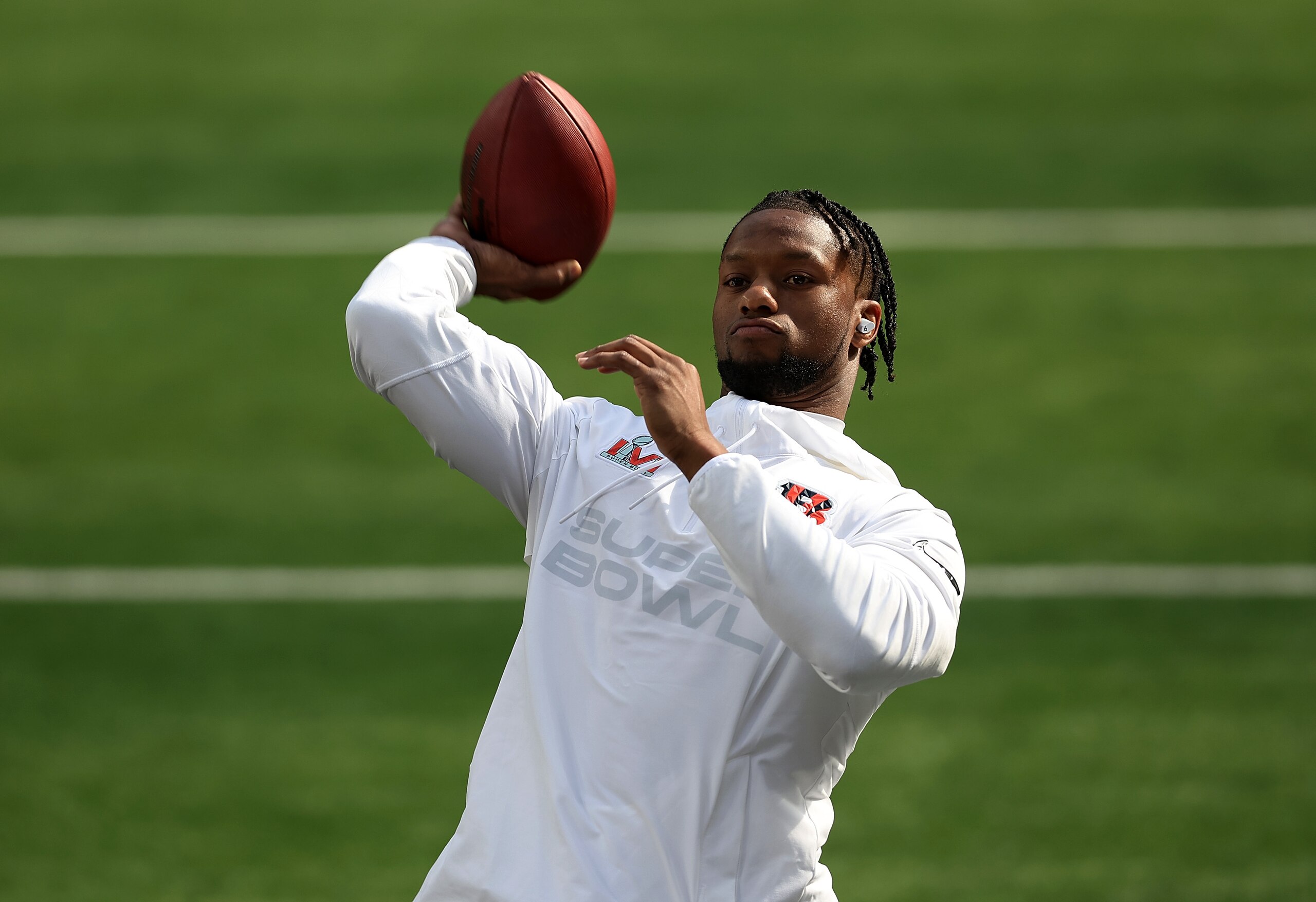 INGLEWOOD, CALIFORNIA - FEBRUARY 13: Joe Mixon #28 of the Cincinnati Bengals warms up prior to Super Bowl LVI at SoFi Stadium on February 13, 2022 in Inglewood, California. (Photo by Rob Carr/Getty Images)