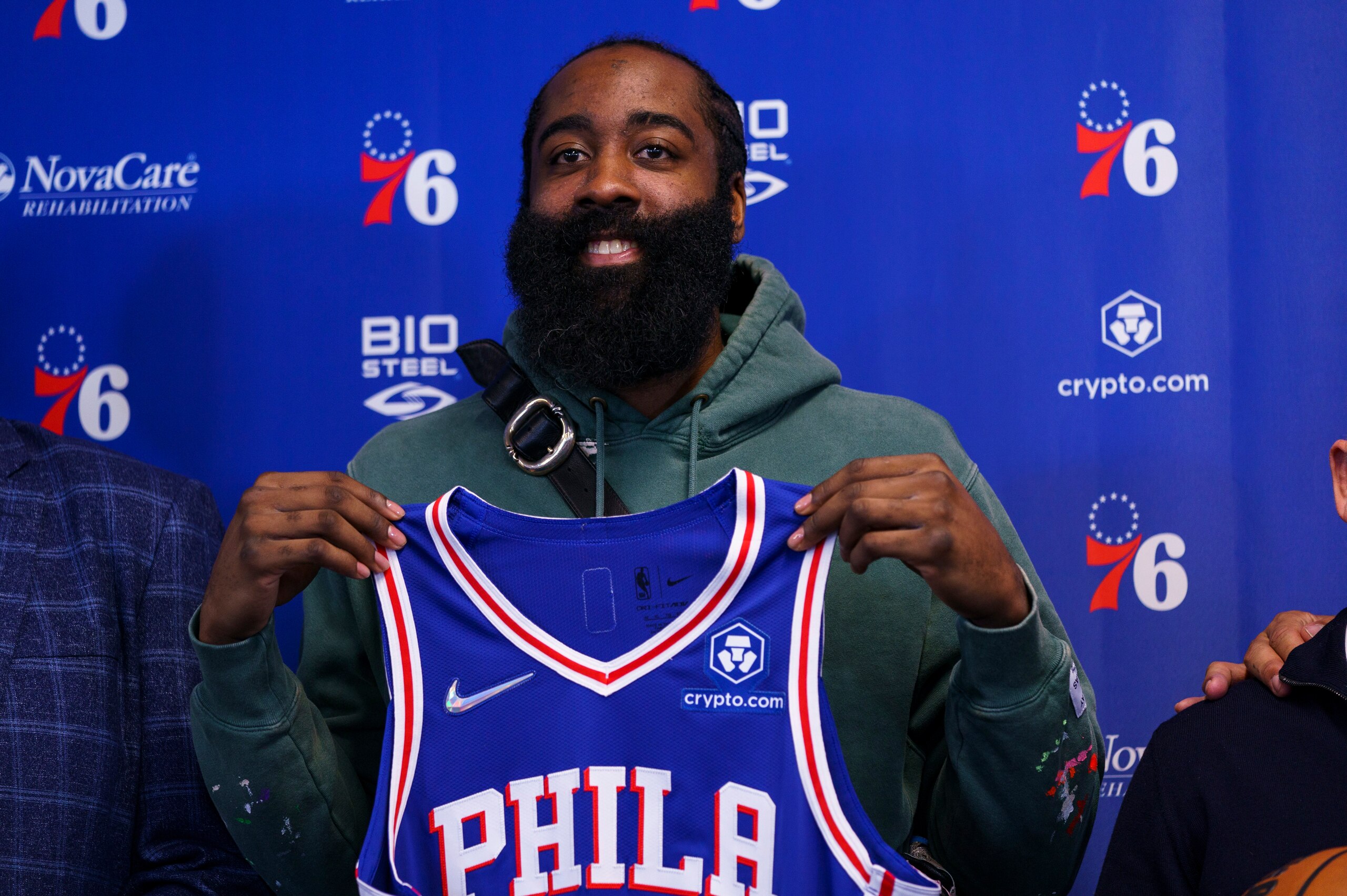 James Harden de los 76ers de Filadelfia sostiene el jersey en su presentación ante los medios en las instalaciones de entrenamiento del equipo el martes 15 de febrero del 2022. (AP Foto/Chris Szagola)