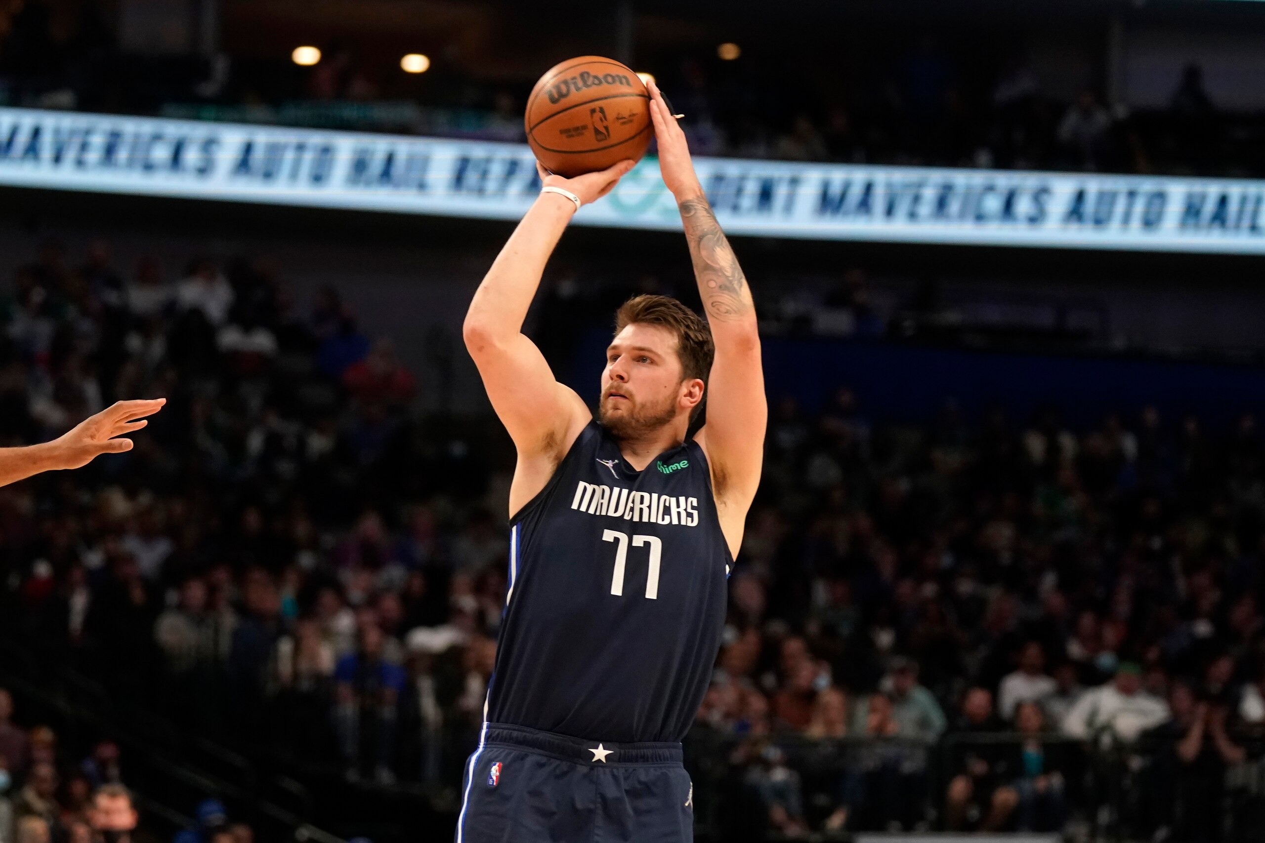 Dallas Mavericks guard Luka Doncic (77) shoots during the fourth quarter of an NBA basketball game against the Los Angeles Clippers in Dallas, Thursday, Feb. 10, 2022. (AP Photo/LM Otero)
