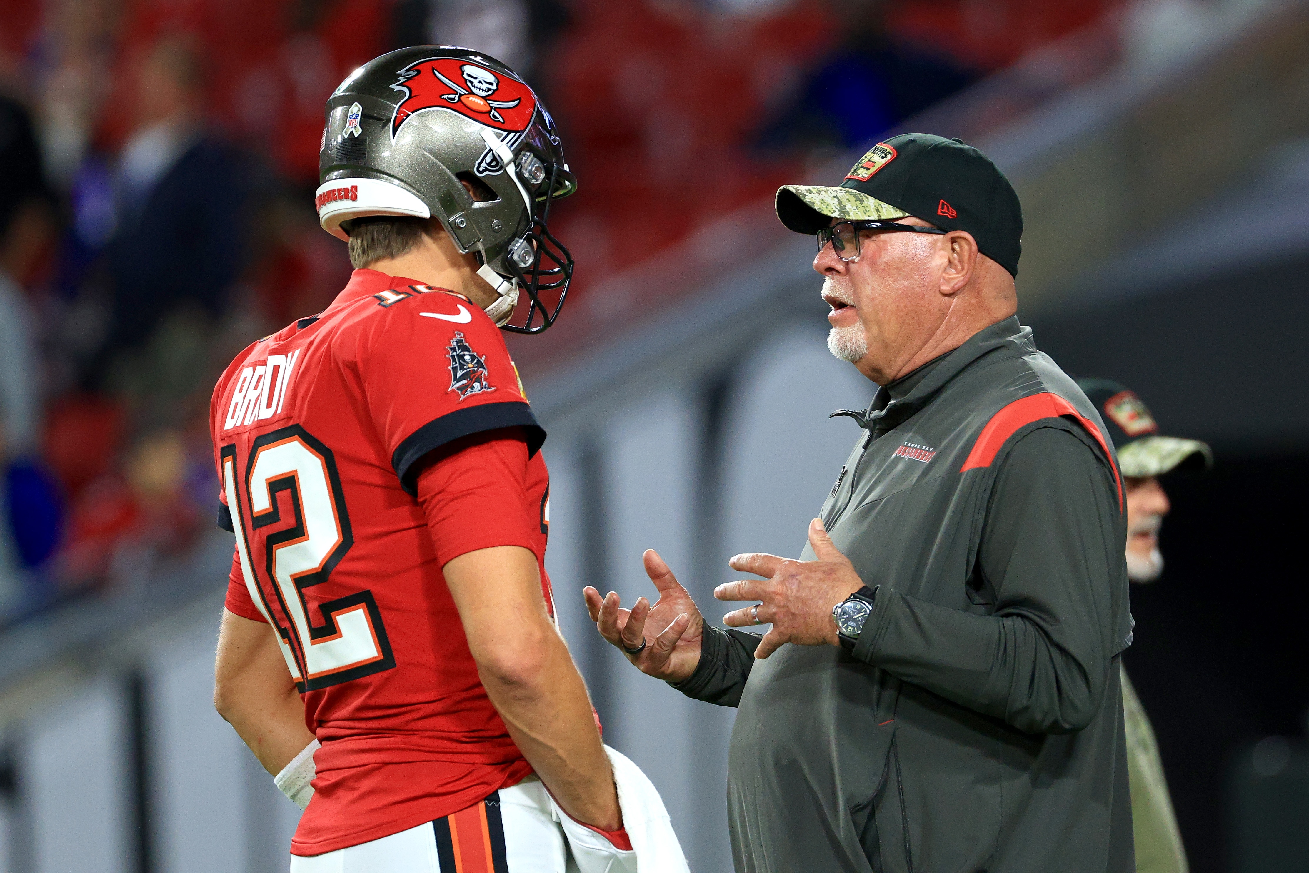 TAMPA, FLORIDA - NOVEMBER 22: Head Coach Bruce Arians of the Tampa Bay Buccaneers talks with Tom Brady #12 during warm ups before the game against the New York Giants at Raymond James Stadium on November 22, 2021 in Tampa, Florida. (Photo by Mike Ehrmann/Getty Images)