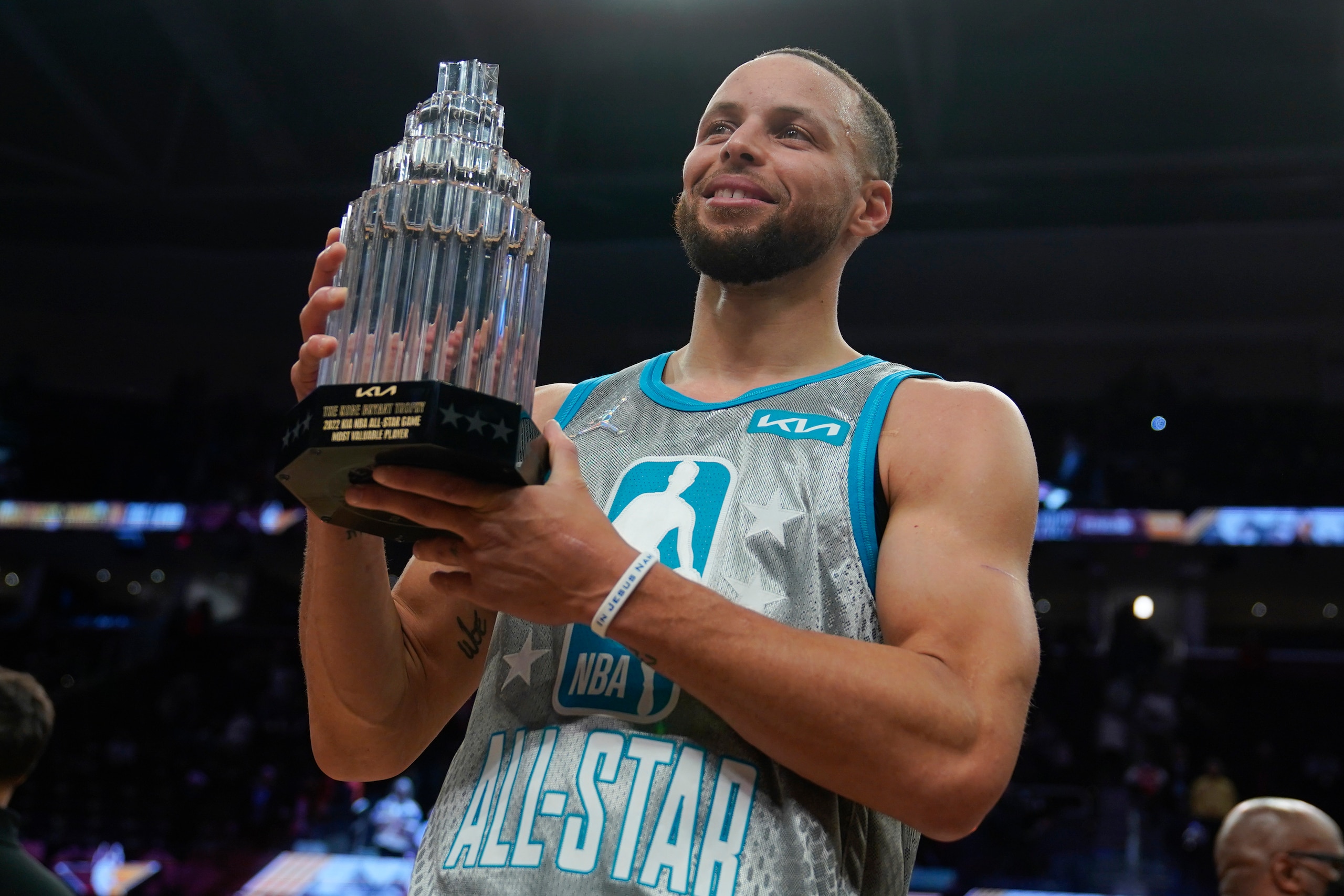 Golden State Warriors' Stephen Curry holds up the Kobe Bryant Trophy after being named the MVP of the NBA All-Star basketball game, Sunday, Feb. 20, 2022, in Cleveland. (AP Photo/Charles Krupa)