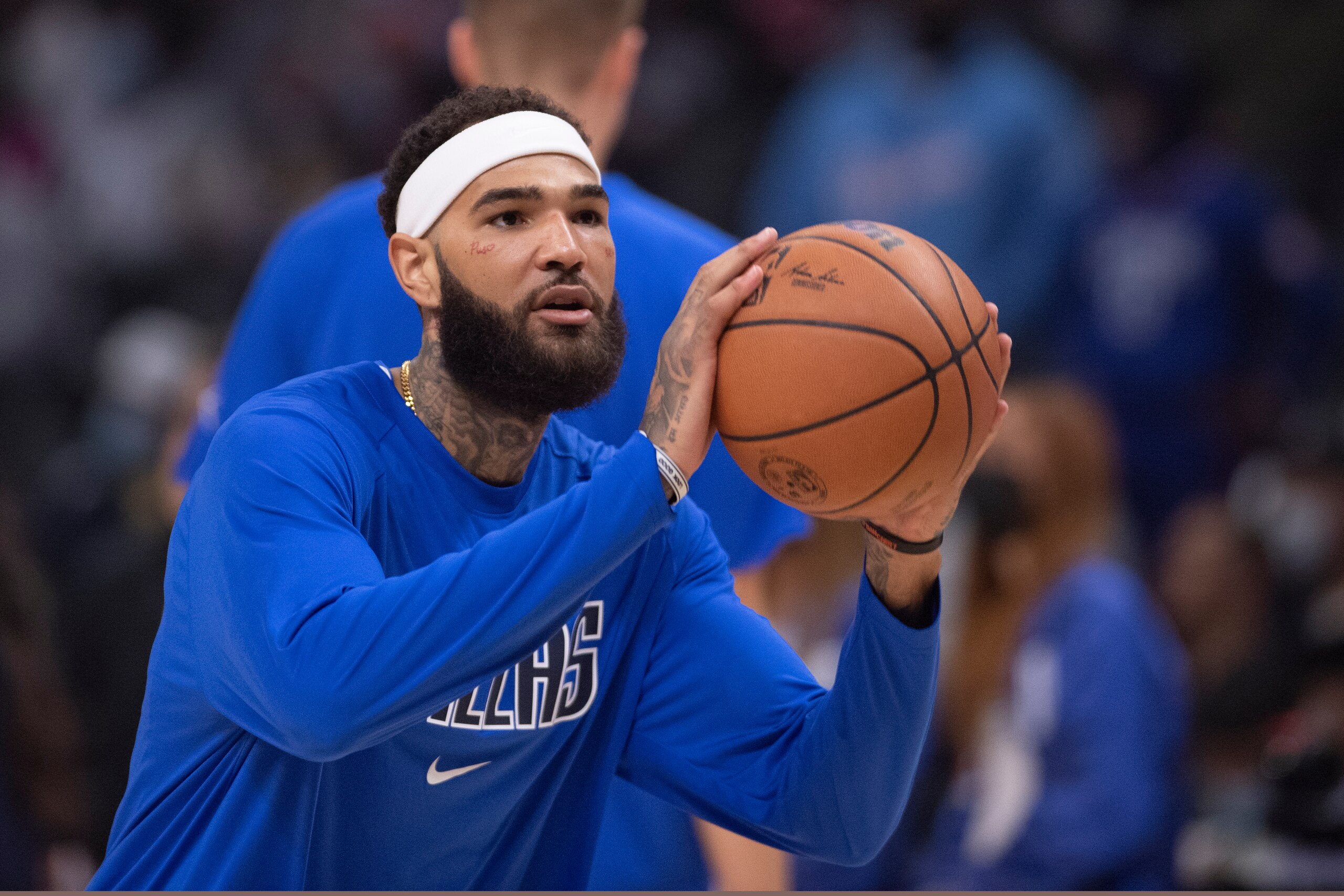 Dallas Mavericks center Willie Cauley-Stein (33) warms up before playing the Los Angeles Clippers in an NBA basketball game, Tuesday, Nov. 23, 2021, in Los Angeles. (AP Photo/John McCoy)
