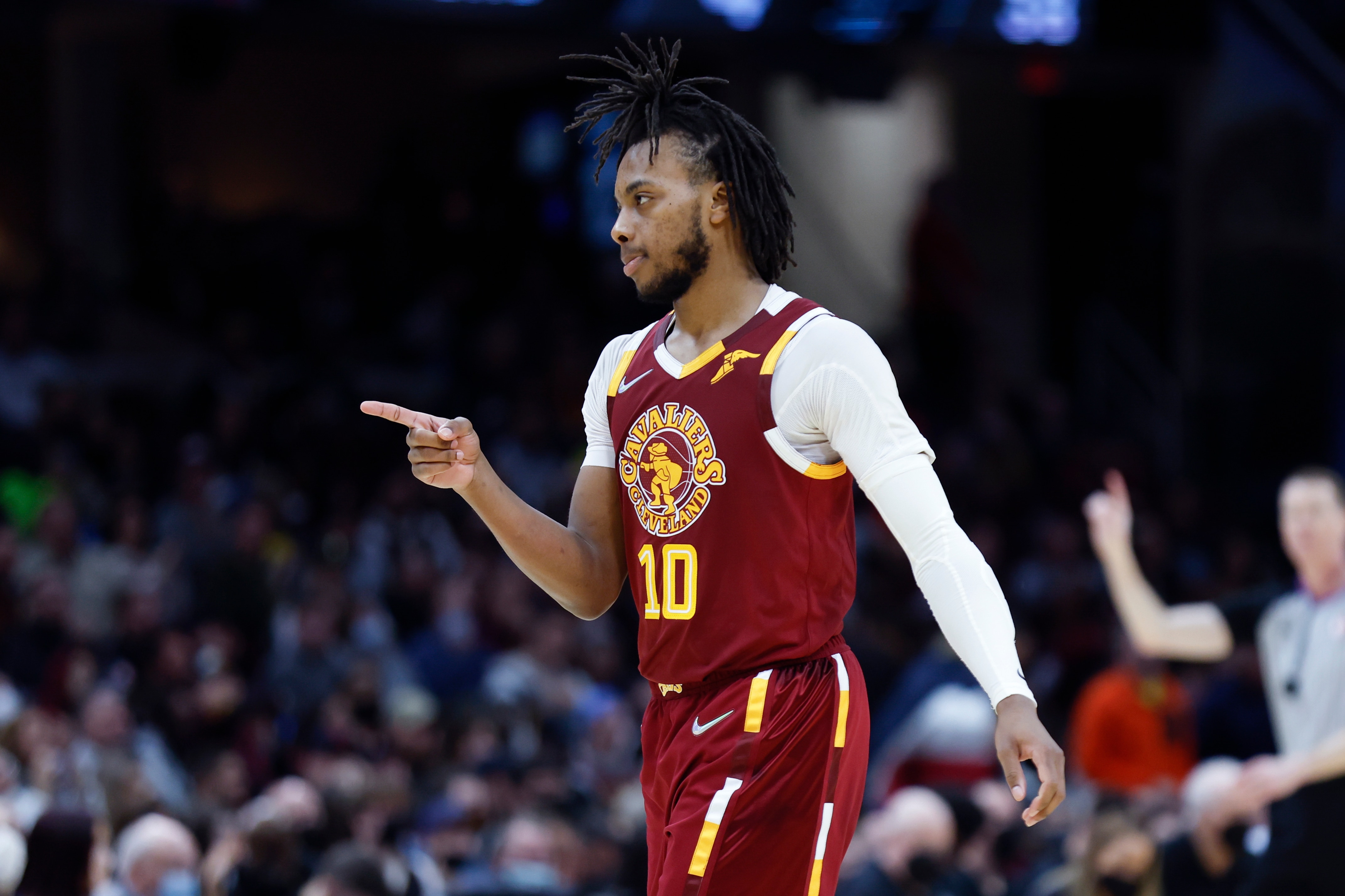 Darius Garland, de los Cavaliers de Cleveland, festeja tras encestar en el encuentro del miércoles 9 de febrero de 2022, ante los Spurs de San Antonio (AP Foto/Ron Schwane)