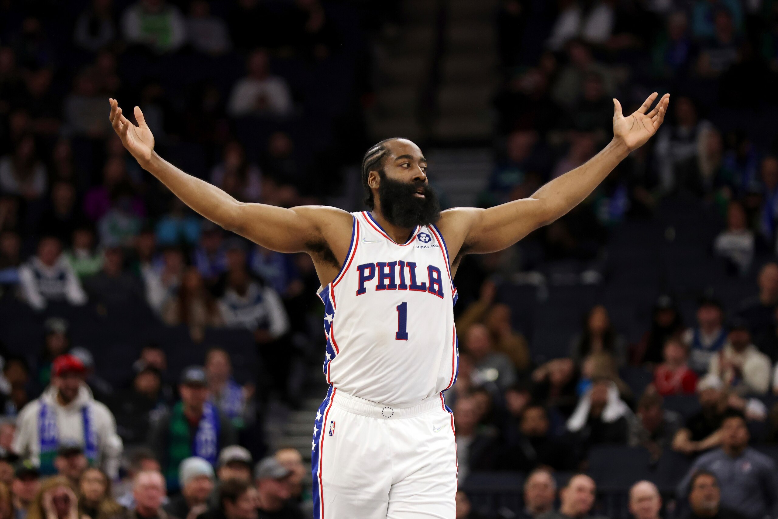 James Harden, de los 76ers de Filadelfia, festeja luego de encestar ante los Timberwolves de Minnesota, el viernes 25 de febrero de 2022 (AP Foto/Stacy Bengs)