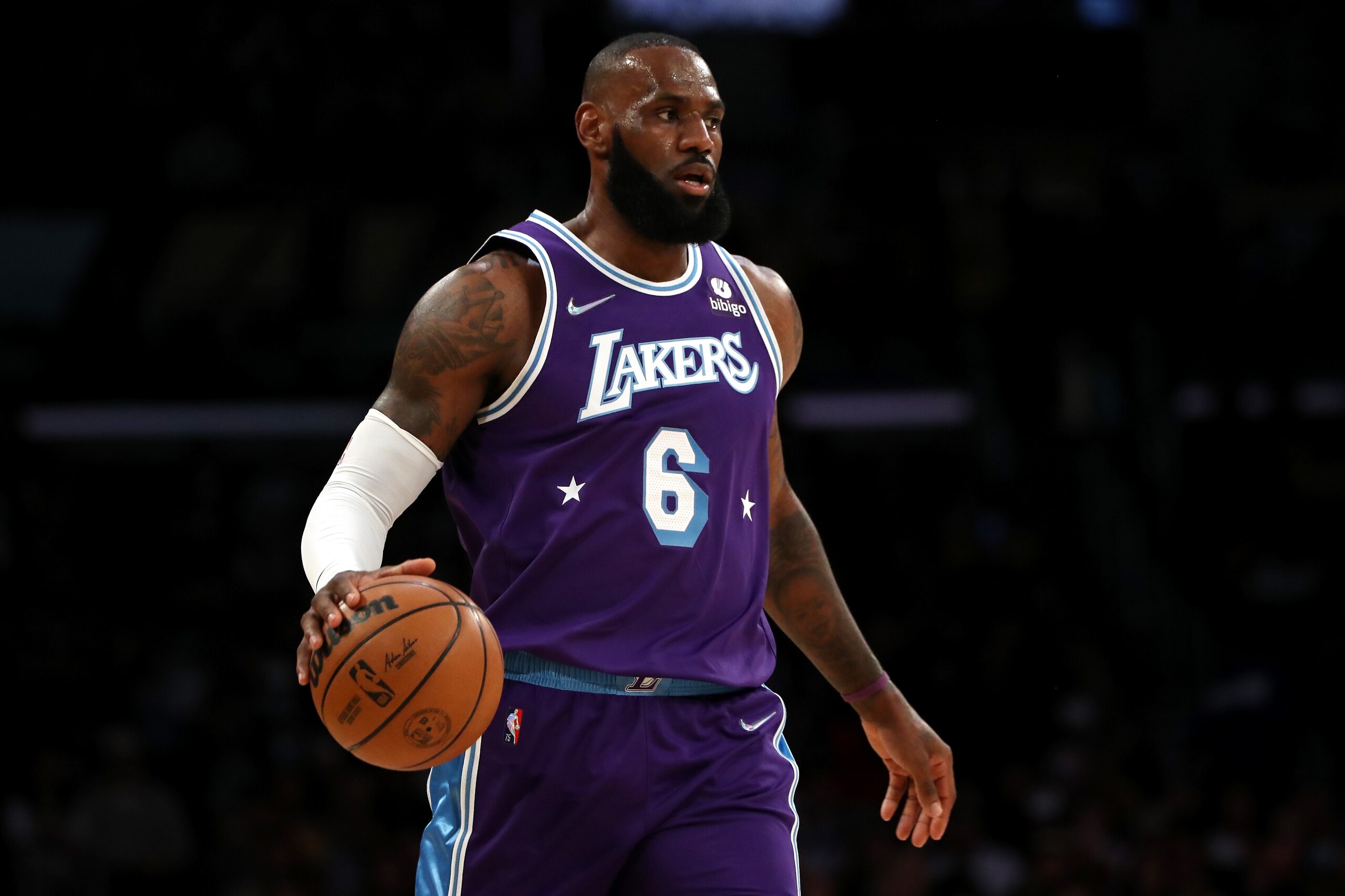 LOS ANGELES, CALIFORNIA - FEBRUARY 25: LeBron James #6 of the Los Angeles Lakers brings the ball up court during the first quarter against the Los Angeles Clippers at Crypto.com Arena on February 25, 2022 in Los Angeles, California. NOTE TO USER: User expressly acknowledges and agrees that, by downloading and or using this Photograph, user is consenting to the terms and conditions of the Getty Images License Agreement. (Photo by Katelyn Mulcahy/Getty Images)
