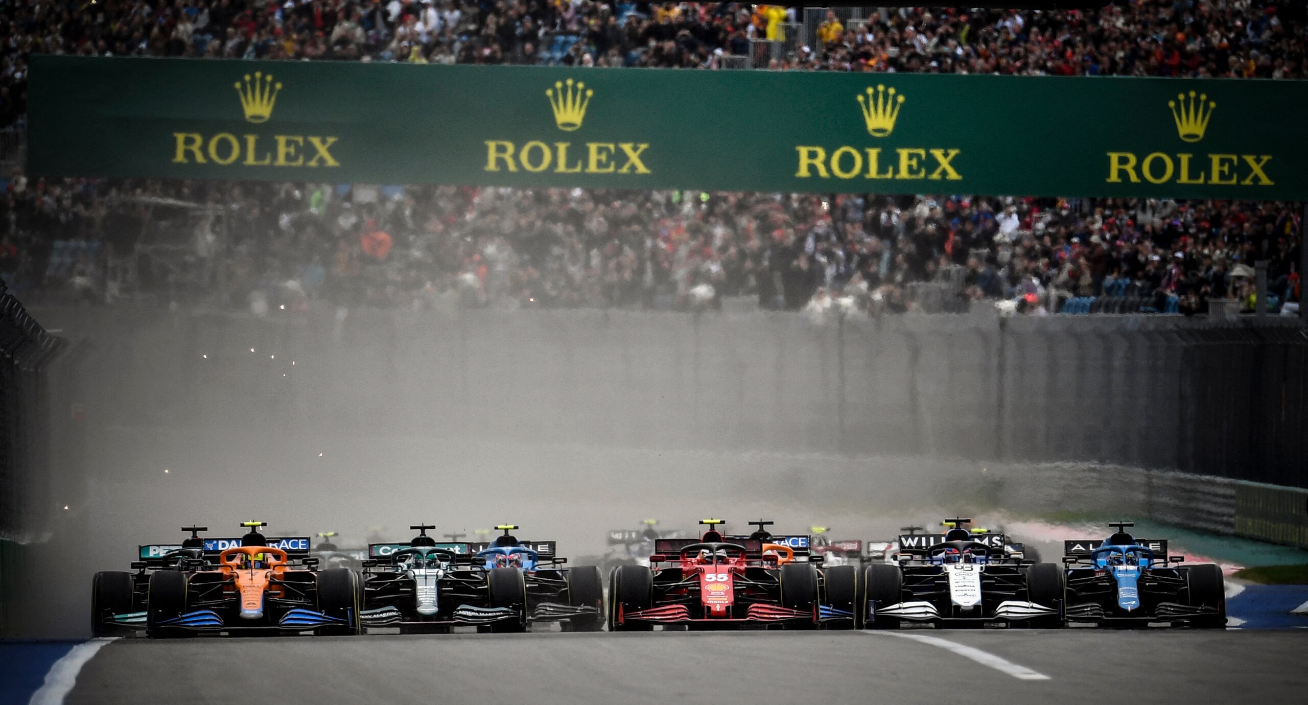 Drivers take the start of the Formula One Russian Grand Prix at the Sochi Autodrom circuit in Sochi on September 26, 2021. (Photo by Alexander NEMENOV / AFP) (Photo by ALEXANDER NEMENOV/AFP via Getty Images)