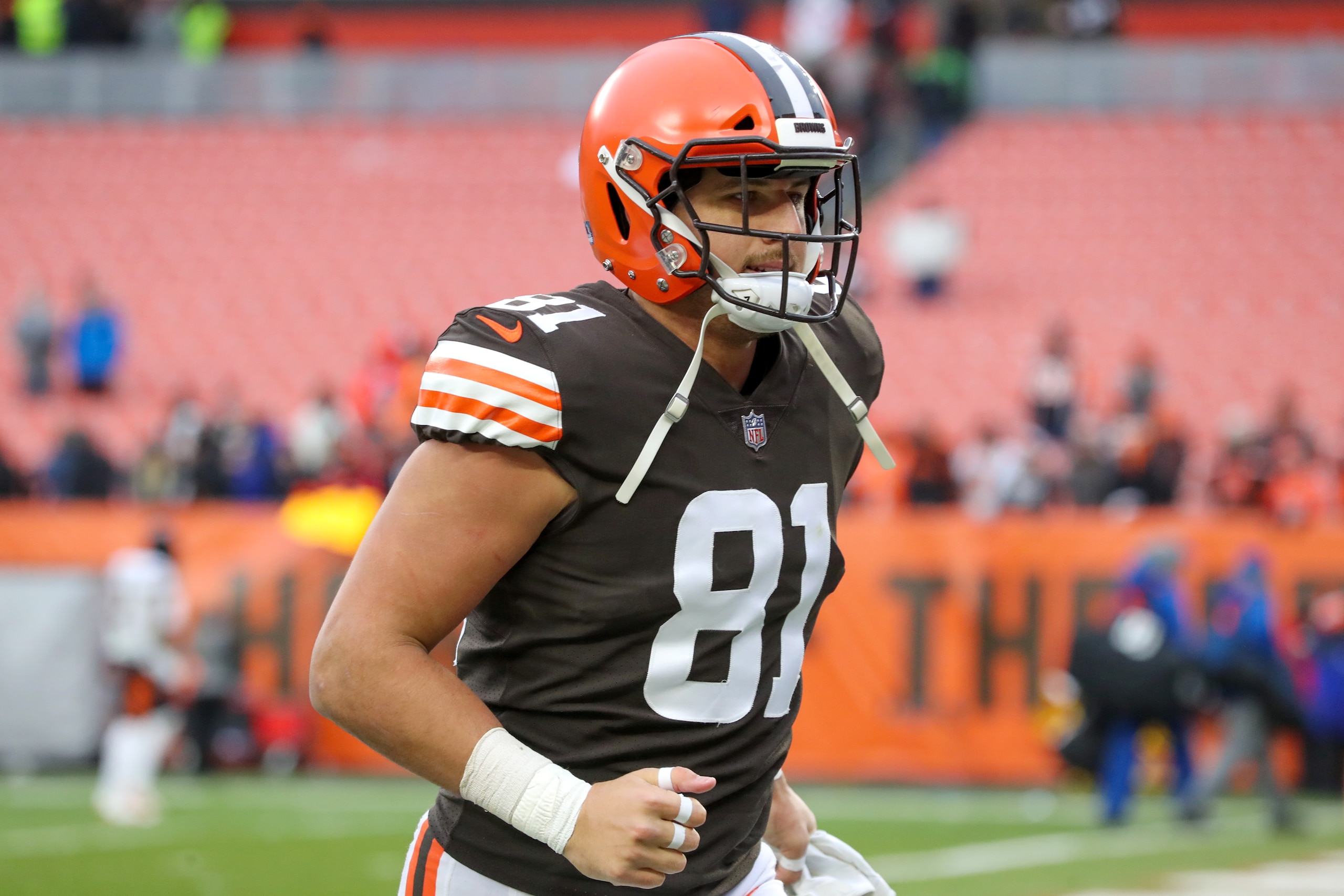 CLEVELAND, OH - JANUARY 09: Cleveland Browns tight end Austin Hooper (81) leaves the field following the National Football League game between the Cincinnati Bengals and Cleveland Browns on January 9, 2022, at FirstEnergy Stadium in Cleveland, OH. (Photo by Frank Jansky/Icon Sportswire via Getty Images)
