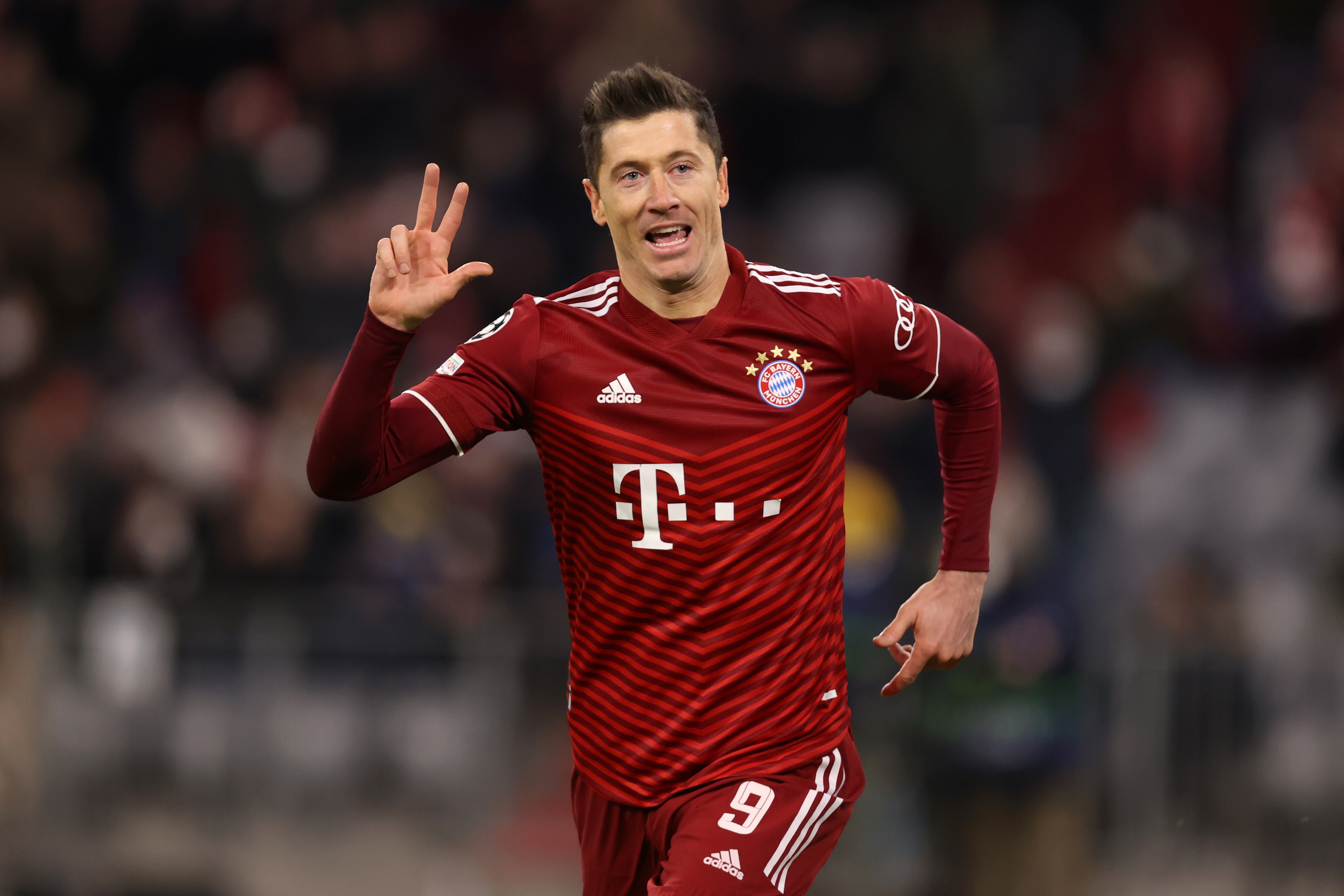 MUNICH, GERMANY - MARCH 08: Robert Lewandowski of FC Bayern Muenchen celebrates after scoring their team's third goal during the UEFA Champions League Round Of Sixteen Leg Two match between Bayern München and FC Salzburg at Football Arena Munich on March 08, 2022 in Munich, Germany. (Photo by Alex Grimm/Getty Images)