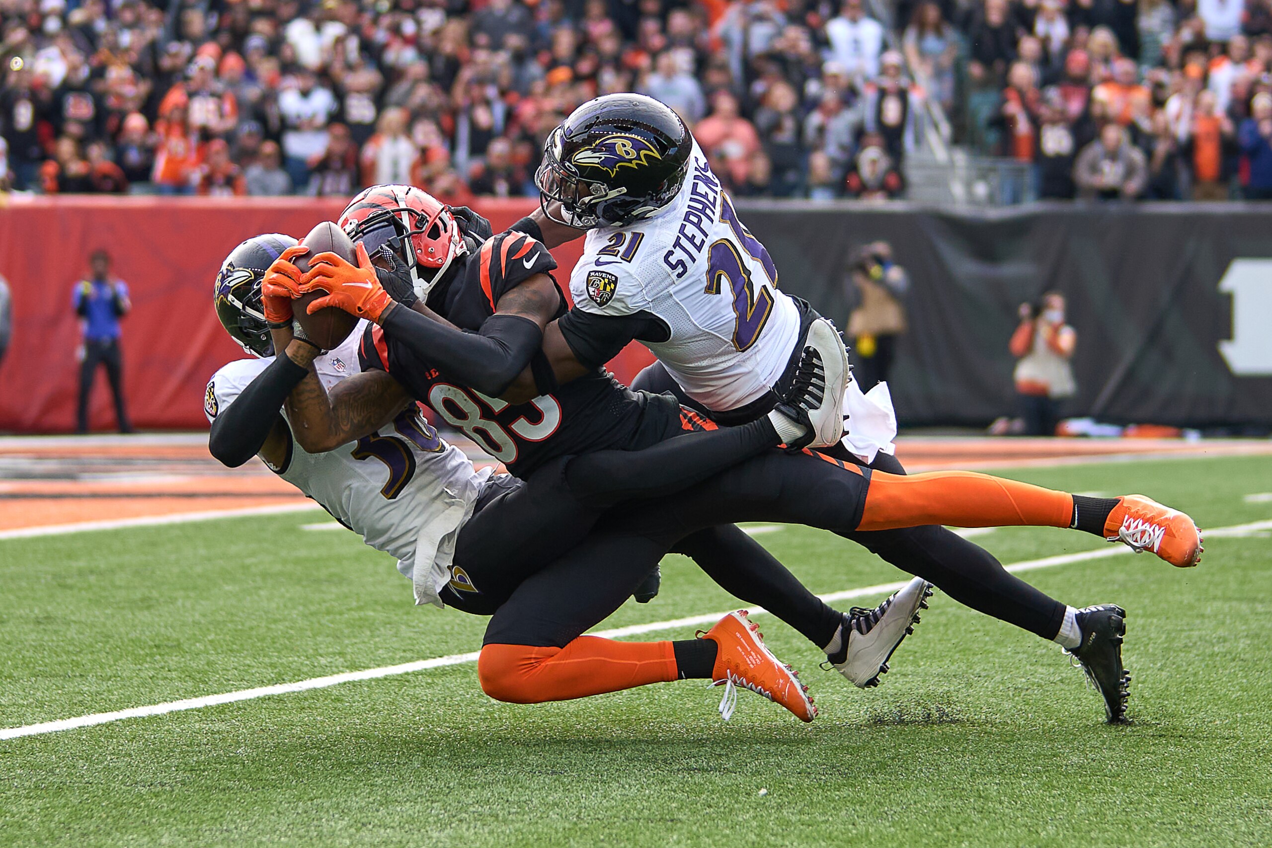 CINCINNATI, OH - DECEMBER 26: Cincinnati Bengals wide receiver Tee Higgins (85) battles with Baltimore Ravens free safety Brandon Stephens (21) and defensive back Kevon Seymour (38) to catch the football during a game between the Cincinnati Bengals and the Baltimore Ravens on December 26, 2021, at Paul Brown Stadium in Cincinnati, OH. (Photo by Robin Alam/Icon Sportswire via Getty Images)