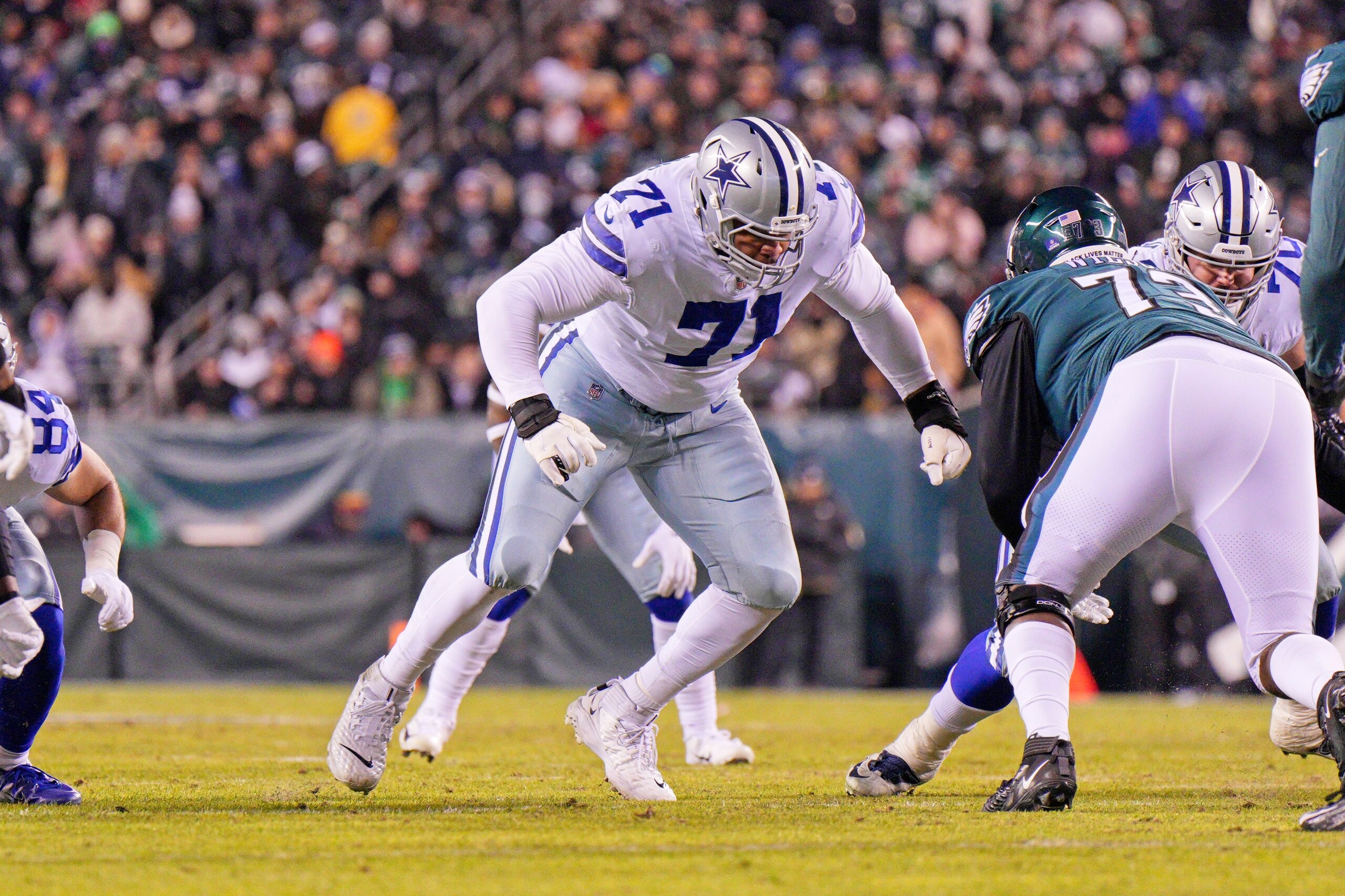PHILADELPHIA, PA - JANUARY 09: Dallas Cowboys offensive tackle La'el Collins (71) sets up to block during the game between the Dallas Cowboys and the Philadelphia Eagles on January 8, 2022 at Lincoln Financial Field in Philadelphia, PA. (Photo by Andy Lewis/Icon Sportswire via Getty Images)