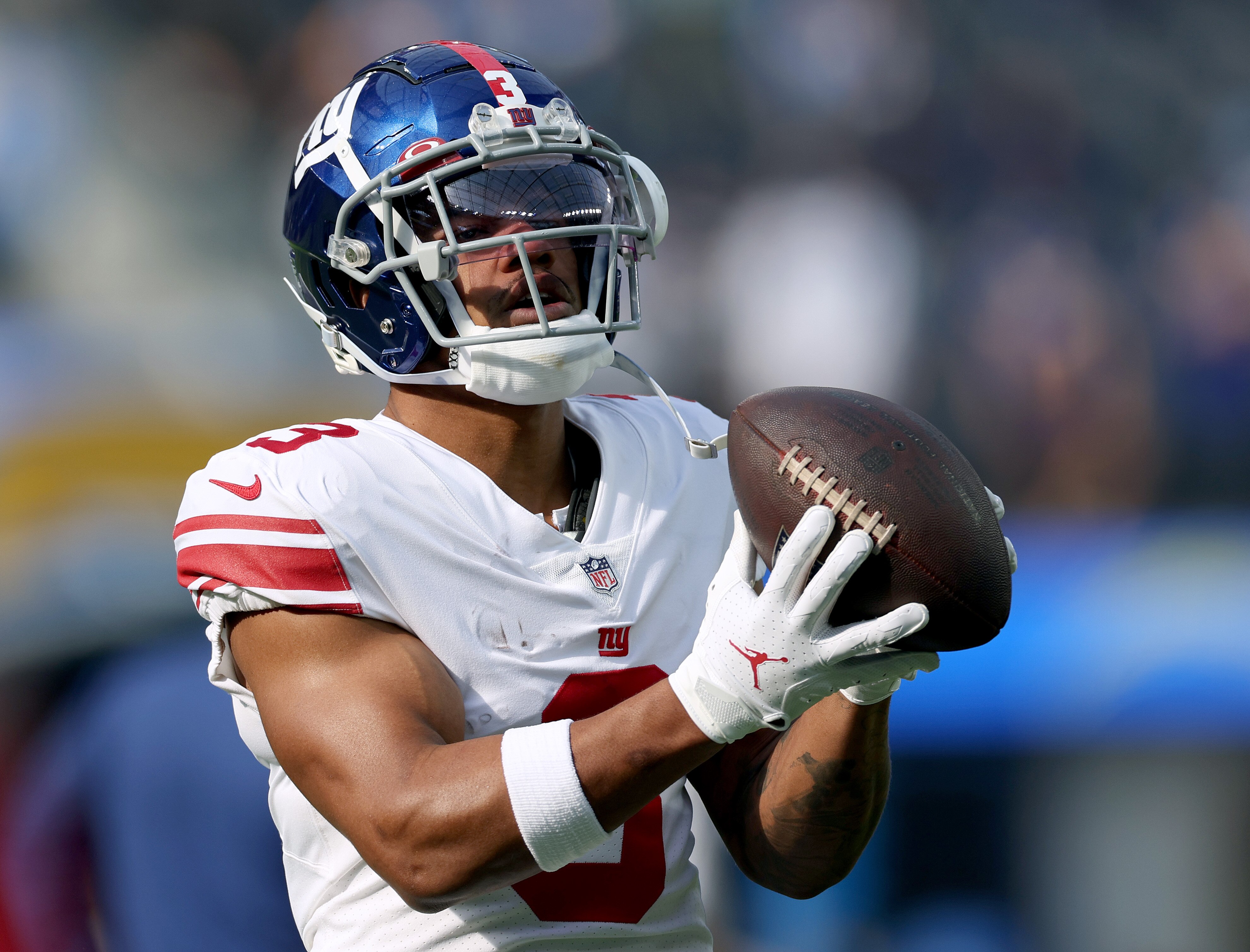 INGLEWOOD, CALIFORNIA - DECEMBER 12: Sterling Shepard #3 of the New York Giants makes a catch during warm up before the game against the Los Angeles Chargers at SoFi Stadium on December 12, 2021 in Inglewood, California. (Photo by Harry How/Getty Images)
