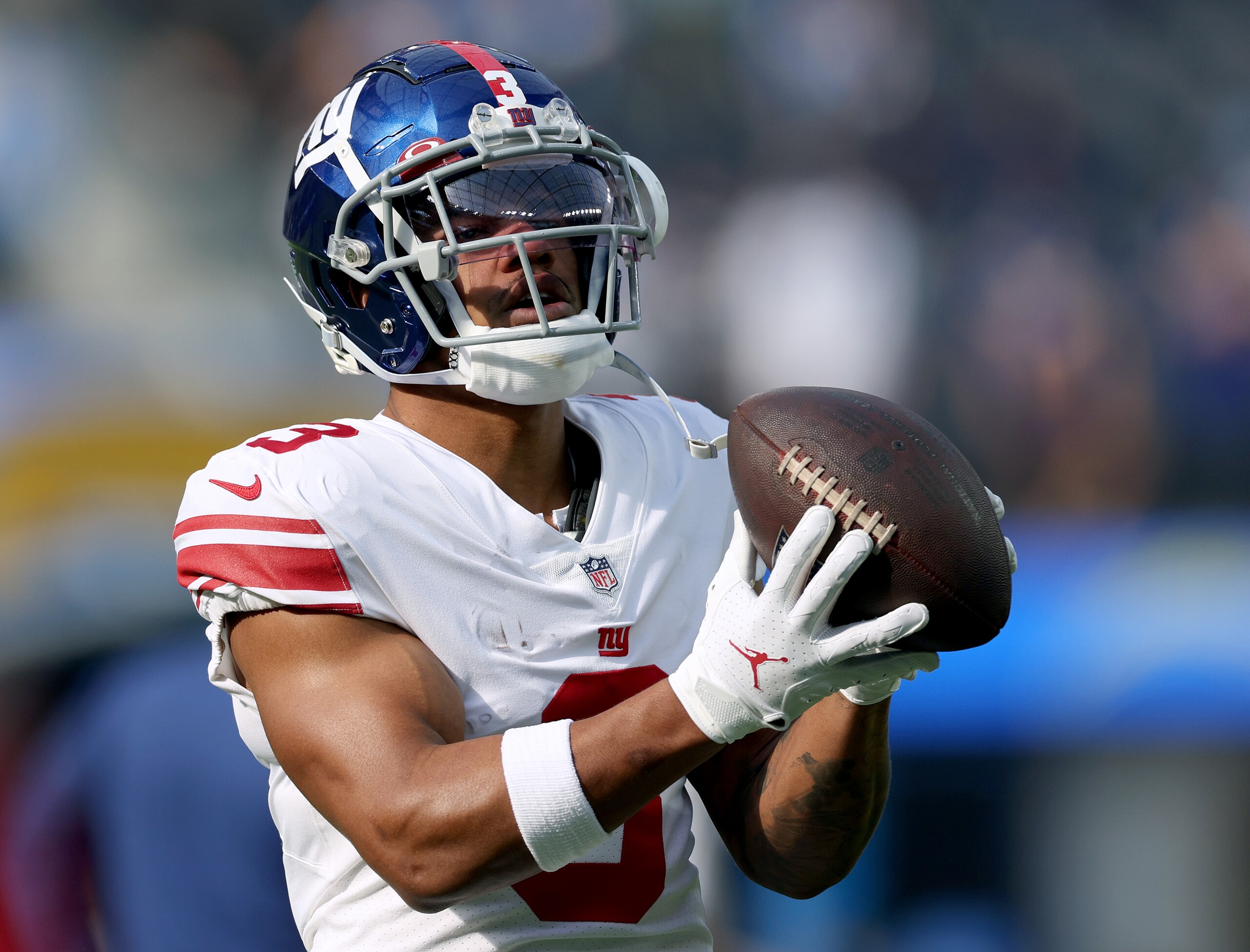 INGLEWOOD, CALIFORNIA - DECEMBER 12: Sterling Shepard #3 of the New York Giants makes a catch during warm up before the game against the Los Angeles Chargers at SoFi Stadium on December 12, 2021 in Inglewood, California. (Photo by Harry How/Getty Images)
