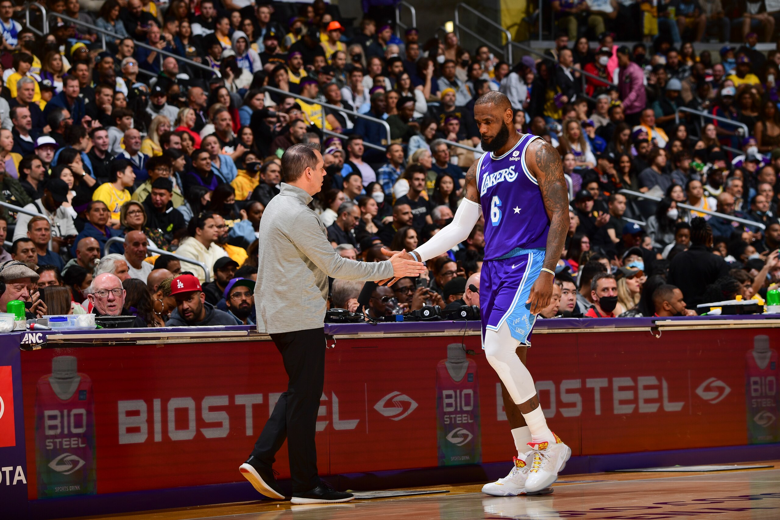 LOS ANGELES, CA - MARCH 11: Head Coach Frank Vogel of the Los Angeles Lakers high fives LeBron James #6 of the Los Angeles Lakers during the game against the Washington Wizards on March 11, 2022 at Crypto.Com Arena in Los Angeles, California. NOTE TO USER: User expressly acknowledges and agrees that, by downloading and/or using this Photograph, user is consenting to the terms and conditions of the Getty Images License Agreement. Mandatory Copyright Notice: Copyright 2022 NBAE (Photo by Adam Pantozzi/NBAE via Getty Images)