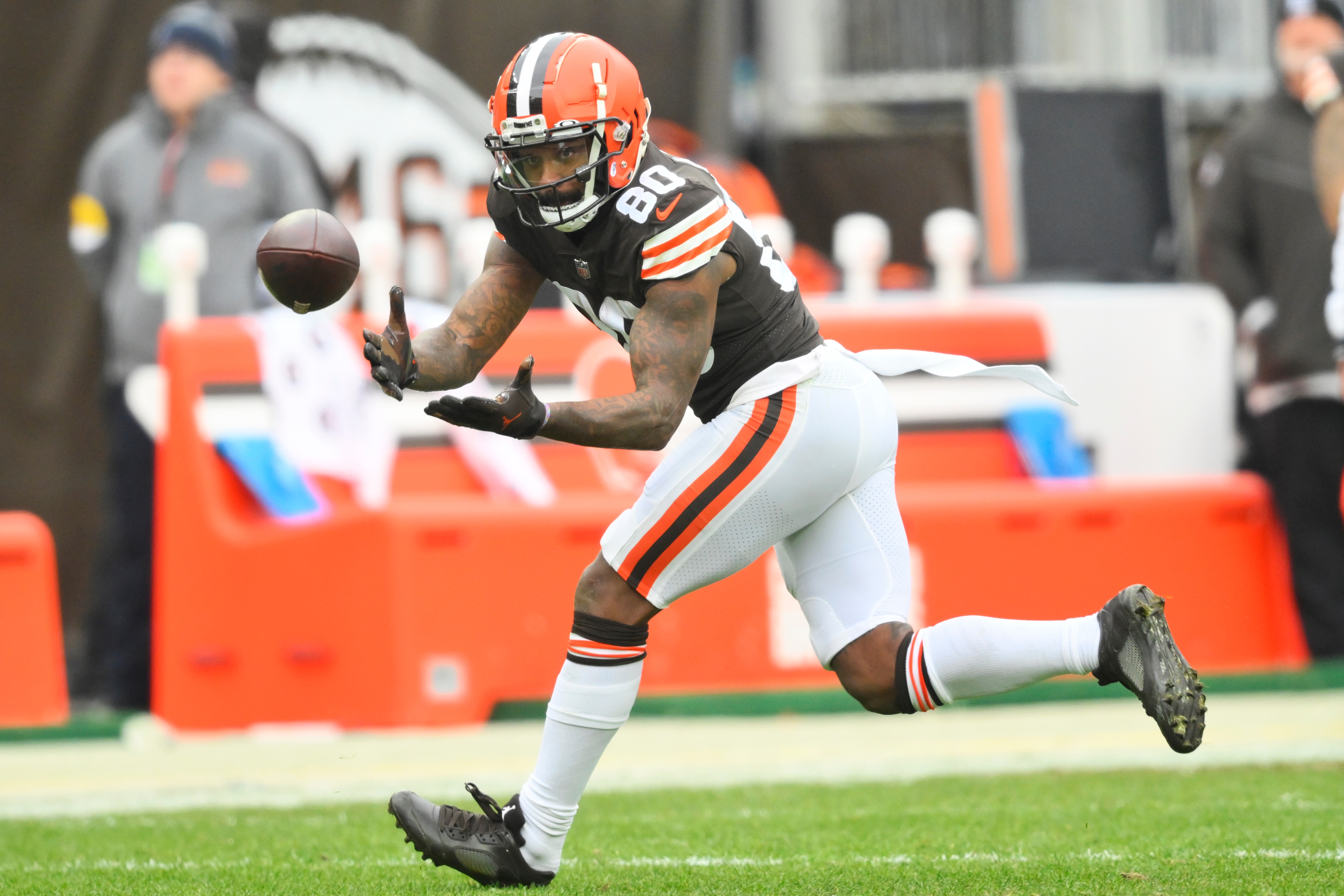 Cleveland Browns wide receiver Jarvis Landry makes a catch for a first down during the first half of an NFL football game against the Cincinnati Bengals, Sunday, Jan. 9, 2022, in Cleveland. (AP Photo/David Richard)