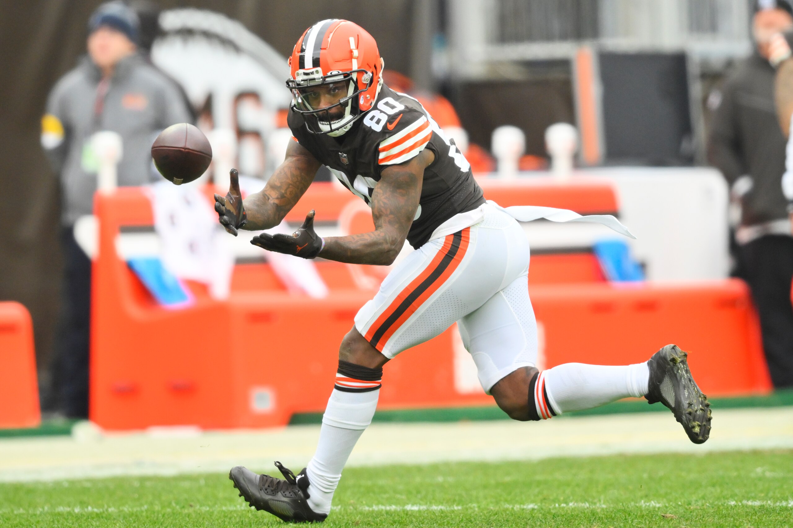 Cleveland Browns wide receiver Jarvis Landry makes a catch for a first down during the first half of an NFL football game against the Cincinnati Bengals, Sunday, Jan. 9, 2022, in Cleveland. (AP Photo/David Richard)