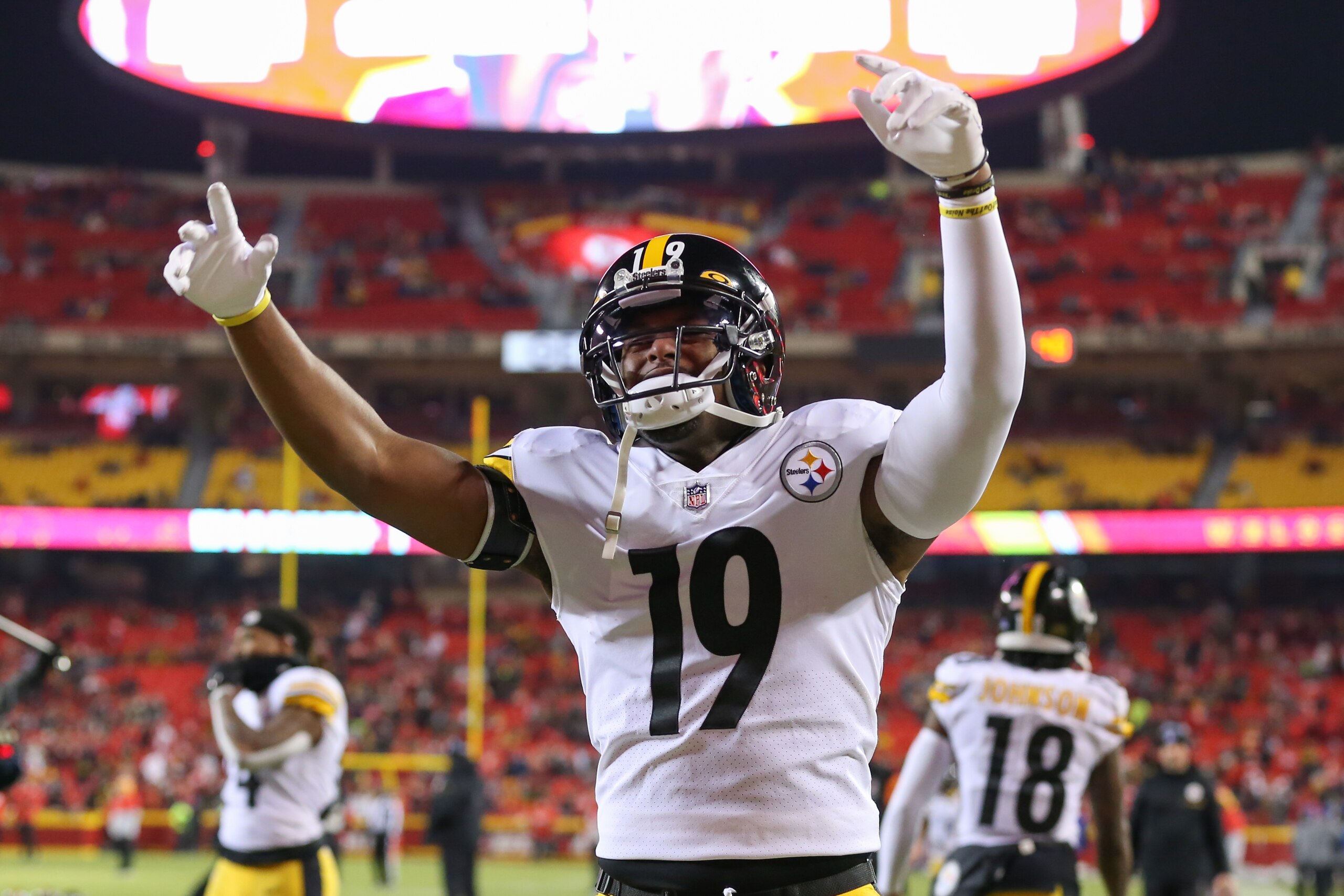 KANSAS CITY, MO - JANUARY 16: Pittsburgh Steelers wide receiver JuJu Smith-Schuster (19) raises his hands to fire up the crowd before an AFC wild card playoff game between the Pittsburgh Steelers and Kansas City Chiefs on Jan 16, 2022 at GEHA Field at Arrowhead Stadium in Kansas City, MO. (Photo by Scott Winters/Icon Sportswire via Getty Images) KANSAS CITY, MO - JANUARY 16: Pittsburgh Steelers wide receiver JuJu Smith-Schuster (19) raises his hands to fire up the crowd before an AFC wild card playoff game between the Pittsburgh Steelers and Kansas City Chiefs on Jan 16, 2022 at GEHA Field at Arrowhead Stadium in Kansas City, MO. (Photo by Scott Winters/Icon Sportswire via Getty Images)