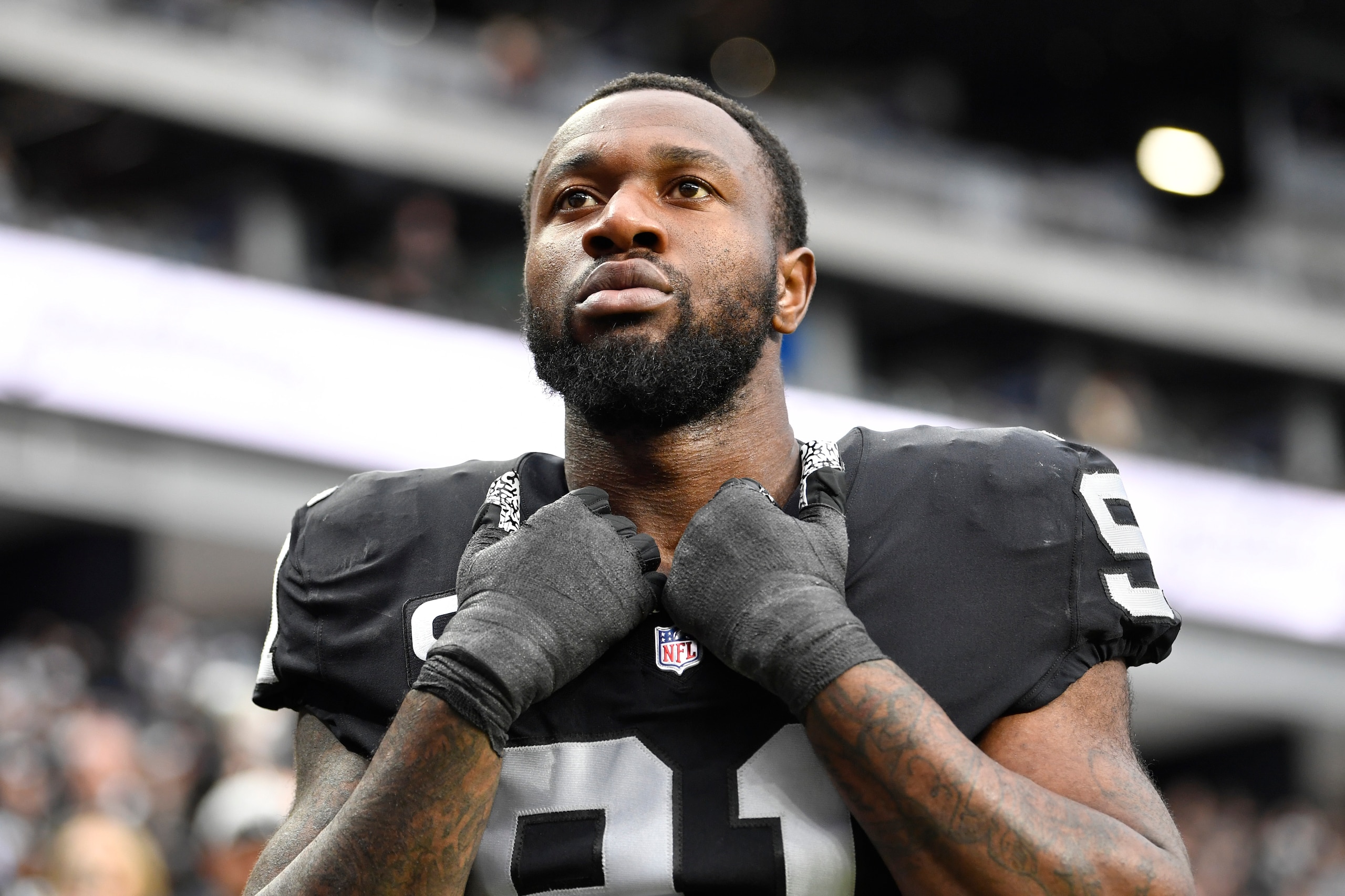 LAS VEGAS, NEVADA - DECEMBER 05:  Defensive end Yannick Ngakoue #91 of the Las Vegas Raiders prepares to take the field before a game against the Washington Football Team at Allegiant Stadium on December 05, 2021 in Las Vegas, Nevada. The Washington Football Team defeated the Raiders 17-15. (Photo by Chris Unger/Getty Images)