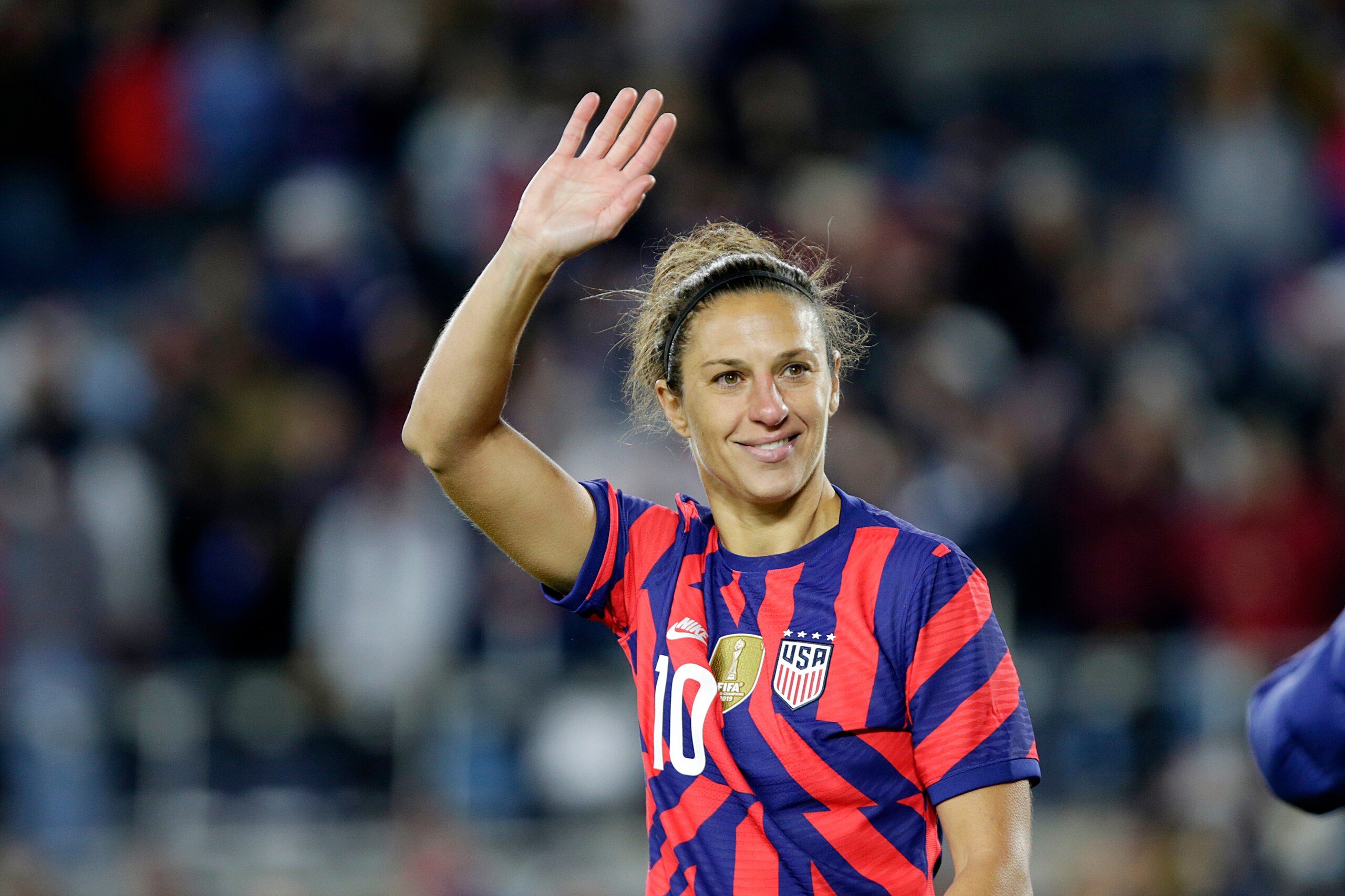 La delantera de la selección de Estados Unidos, Carli Lloyd, saluda a los aficionados luego de un partido amistoso contra Corea del Sur, el martes 26 de octubre de 2021, en St. Paul, Minnesota. (AP Foto/Andy Clayton-King)