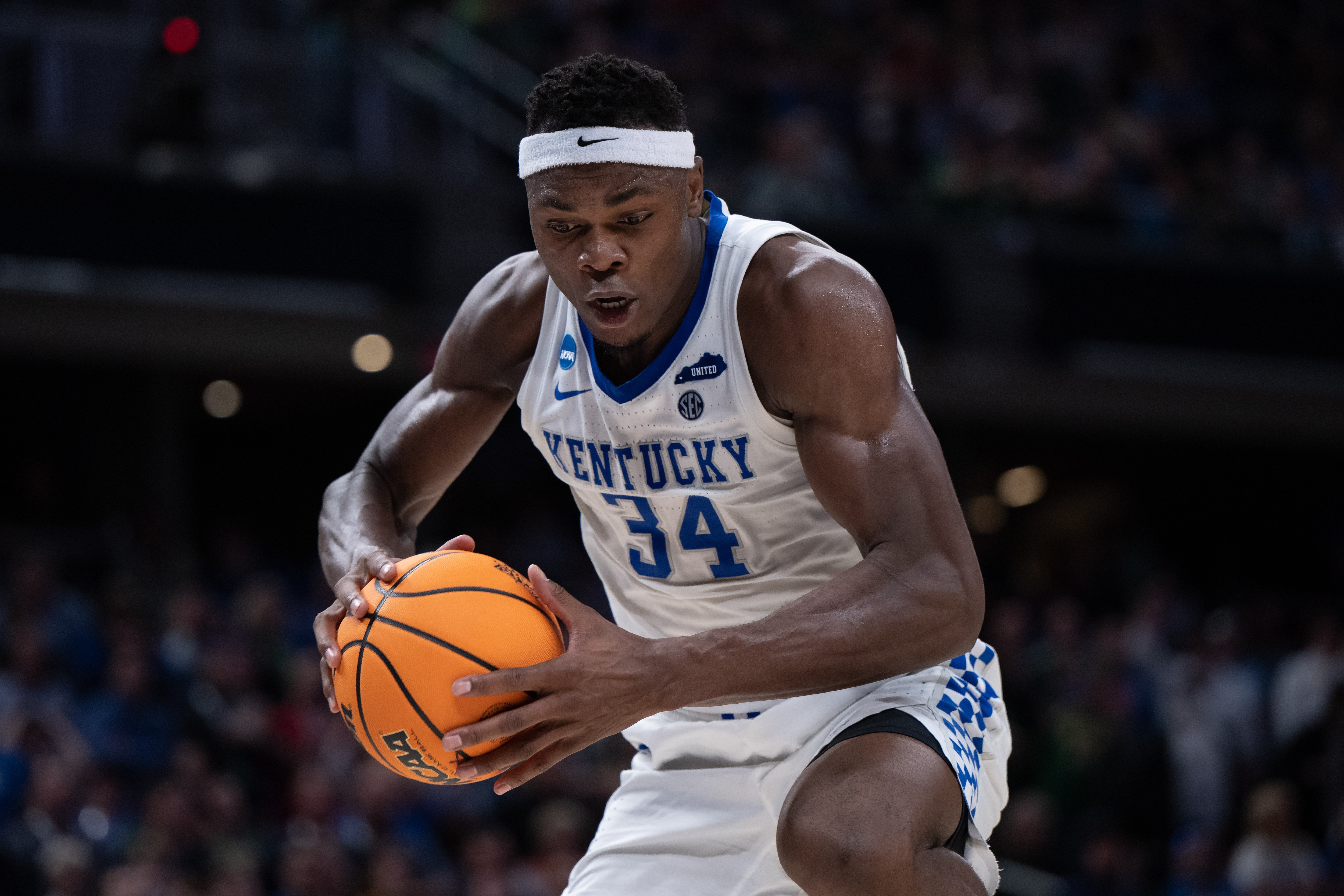 INDIANAPOLIS, IN - MARCH 17: Kentucky Wildcats forward Oscar Tshiebwe (34) grabs a rebound during the mens March Madness college basketball game between the Kentucky Wildcats and Saint Peters Peacocks on March 17, 2022, at Gainbridge Fieldhouse in Indianapolis, IN. (Photo by Zach Bolinger/Icon Sportswire via Getty Images)