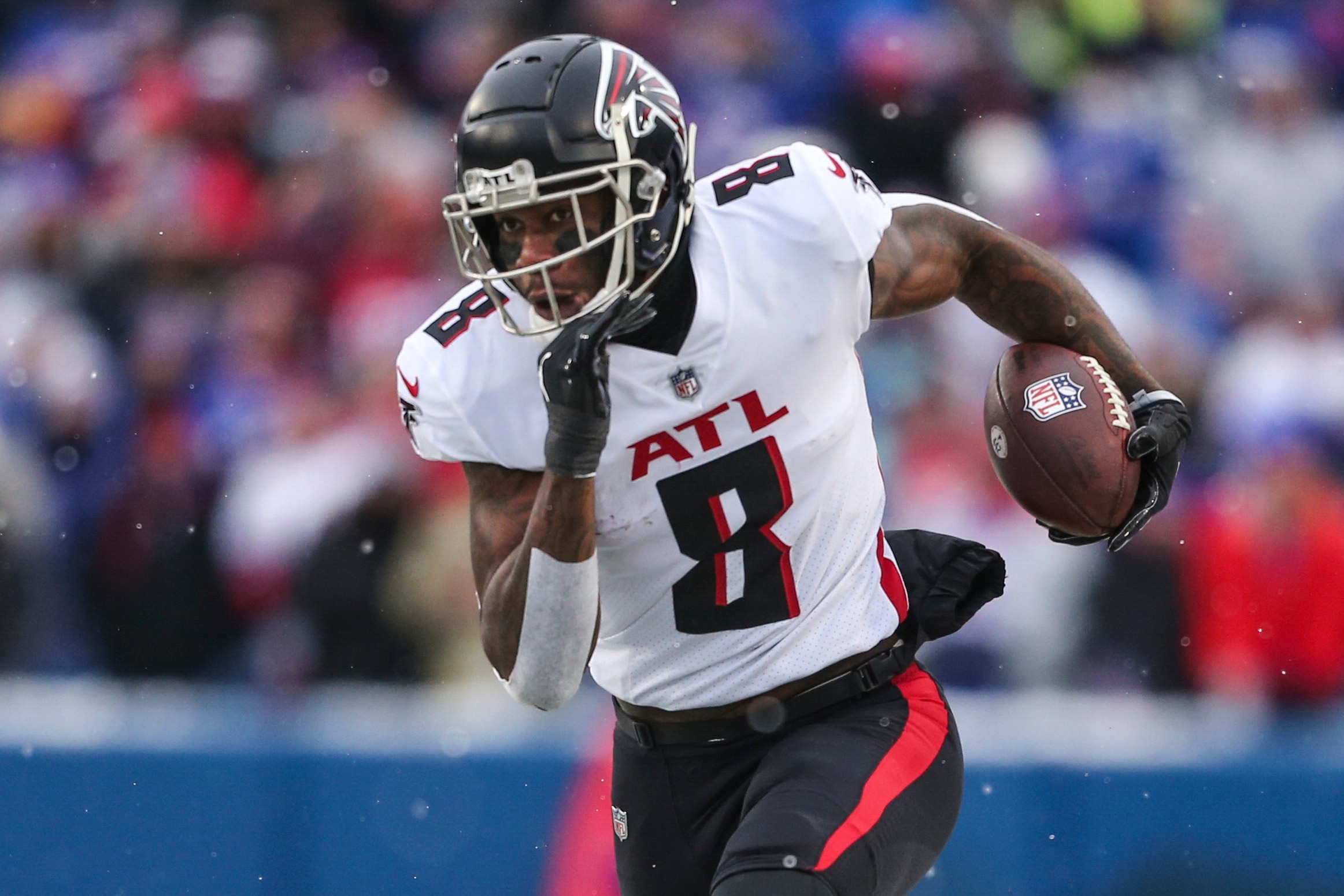 Atlanta Falcons' Kyle Pitts (8) during the first half of an NFL football game against the Buffalo Bills Sunday, Jan. 2, 2022, in Orchard Park, N.Y. (AP Photo/Joshua Bessex)