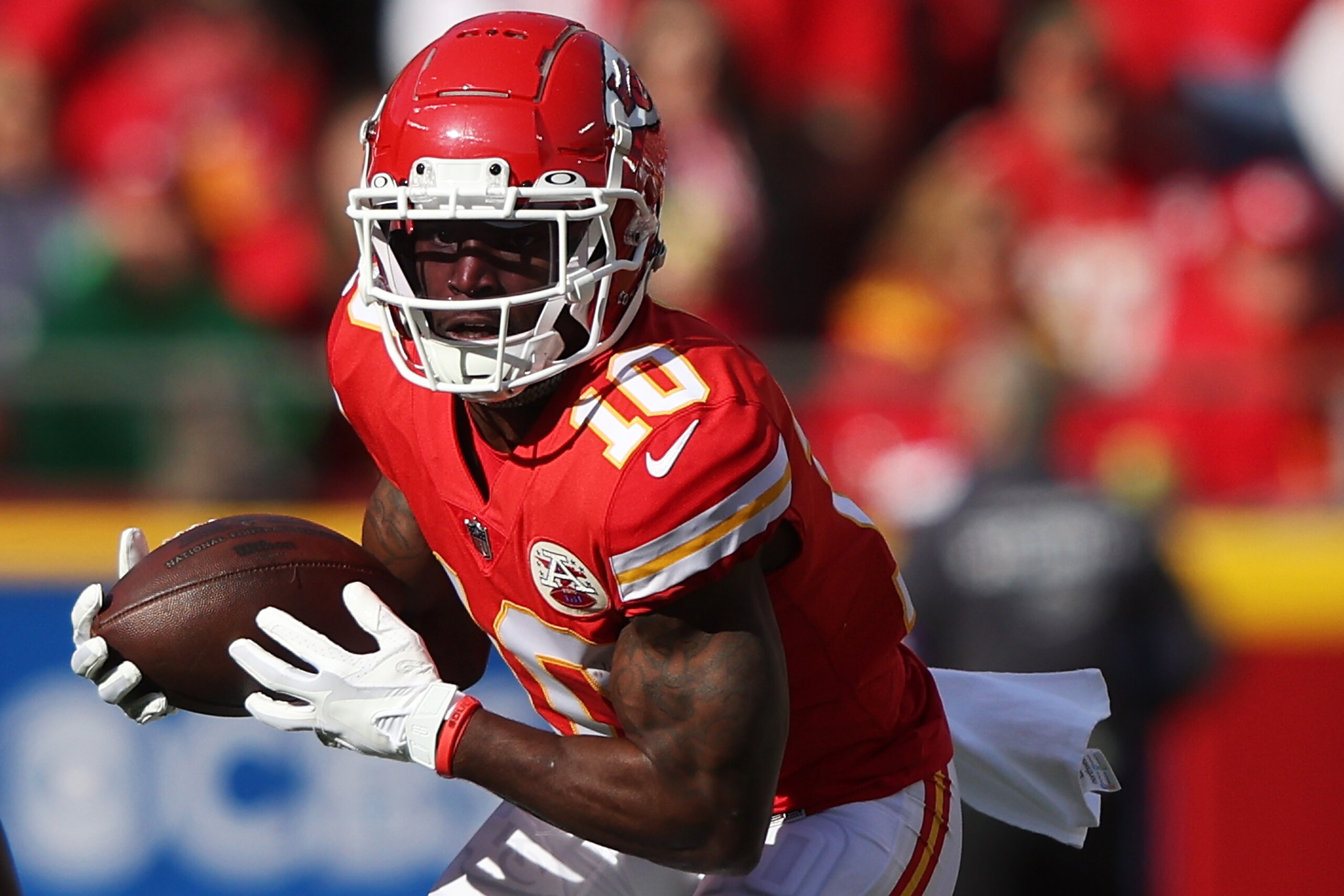 KANSAS CITY, MISSOURI - JANUARY 30: Wide receiver Tyreek Hill #10 of the Kansas City Chiefs carries the ball after catching a first quarter pass in the AFC Championship Game against the Cincinnati Bengalsat Arrowhead Stadium on January 30, 2022 in Kansas City, Missouri. (Photo by Jamie Squire/Getty Images)