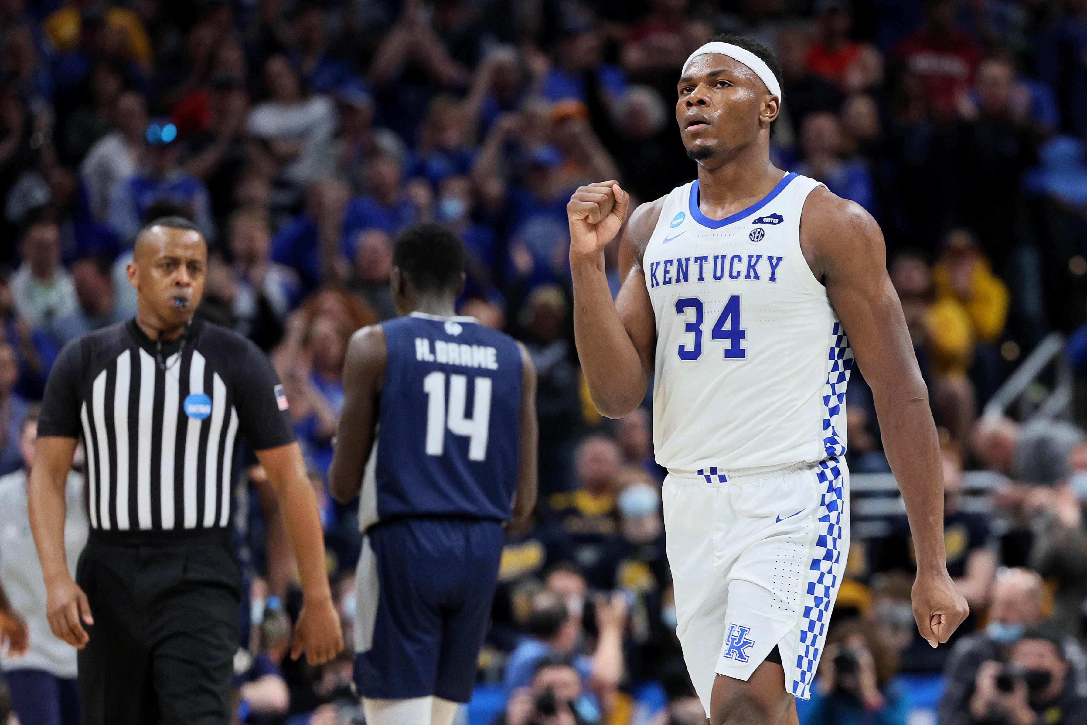INDIANAPOLIS, INDIANA - MARCH 17: Oscar Tshiebwe #34 of the Kentucky Wildcats celebrates a play against the Saint Peter's Peacocks during the second half in the first round game of the 2022 NCAA Men's Basketball Tournament at Gainbridge Fieldhouse on March 17, 2022 in Indianapolis, Indiana. (Photo by Andy Lyons/Getty Images)