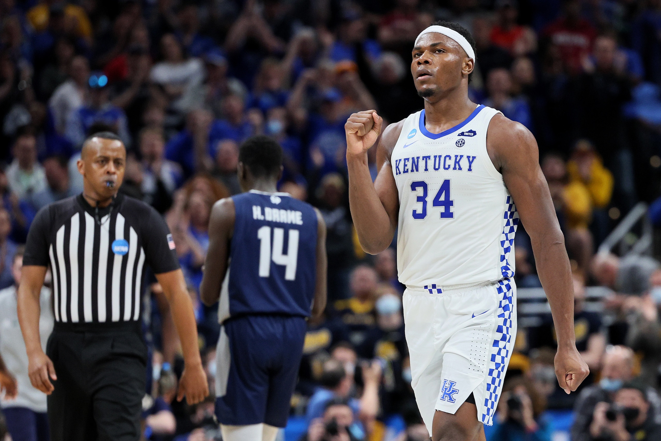 INDIANAPOLIS, INDIANA - MARCH 17: Oscar Tshiebwe #34 of the Kentucky Wildcats celebrates a play against the Saint Peter's Peacocks during the second half in the first round game of the 2022 NCAA Men's Basketball Tournament at Gainbridge Fieldhouse on March 17, 2022 in Indianapolis, Indiana. (Photo by Andy Lyons/Getty Images) INDIANAPOLIS, INDIANA - MARCH 17: Oscar Tshiebwe #34 of the Kentucky Wildcats celebrates a play against the Saint Peter's Peacocks during the second half in the first round game of the 2022 NCAA Men's Basketball Tournament at Gainbridge Fieldhouse on March 17, 2022 in Indianapolis, Indiana. (Photo by Andy Lyons/Getty Images)