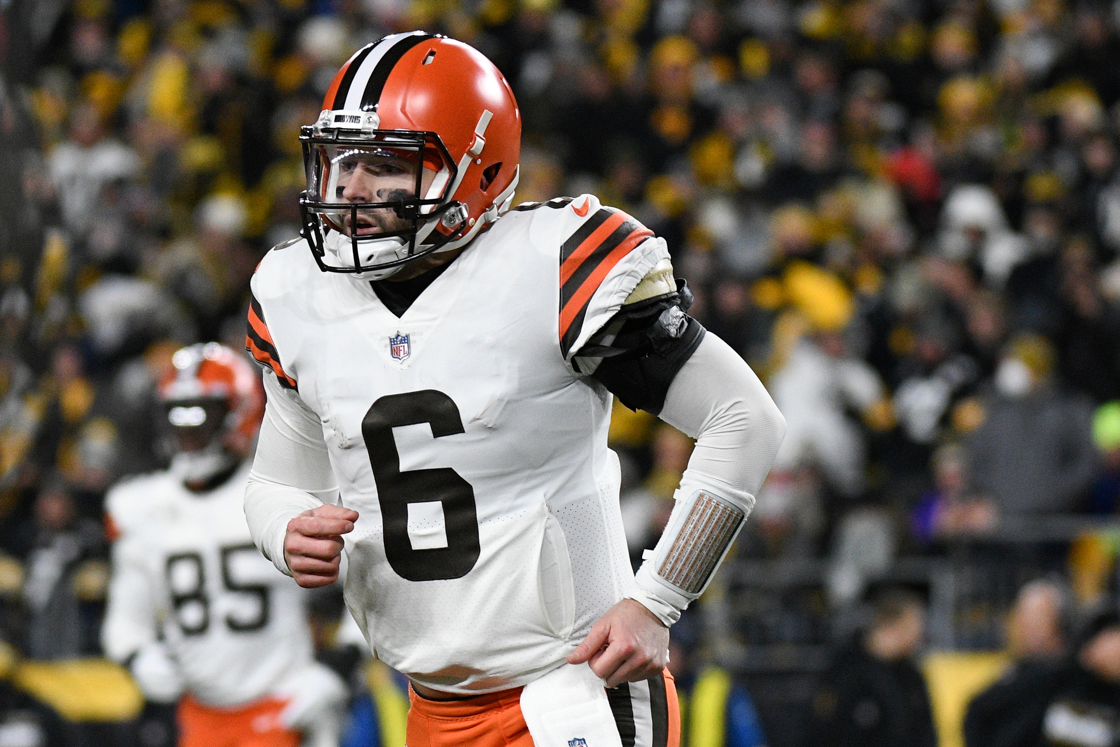 Cleveland Browns quarterback Baker Mayfield (6) plays in an NFL football game against the Pittsburgh Steelers, Monday, Jan. 3, 2022, in Pittsburgh. (AP Photo/Don Wright)