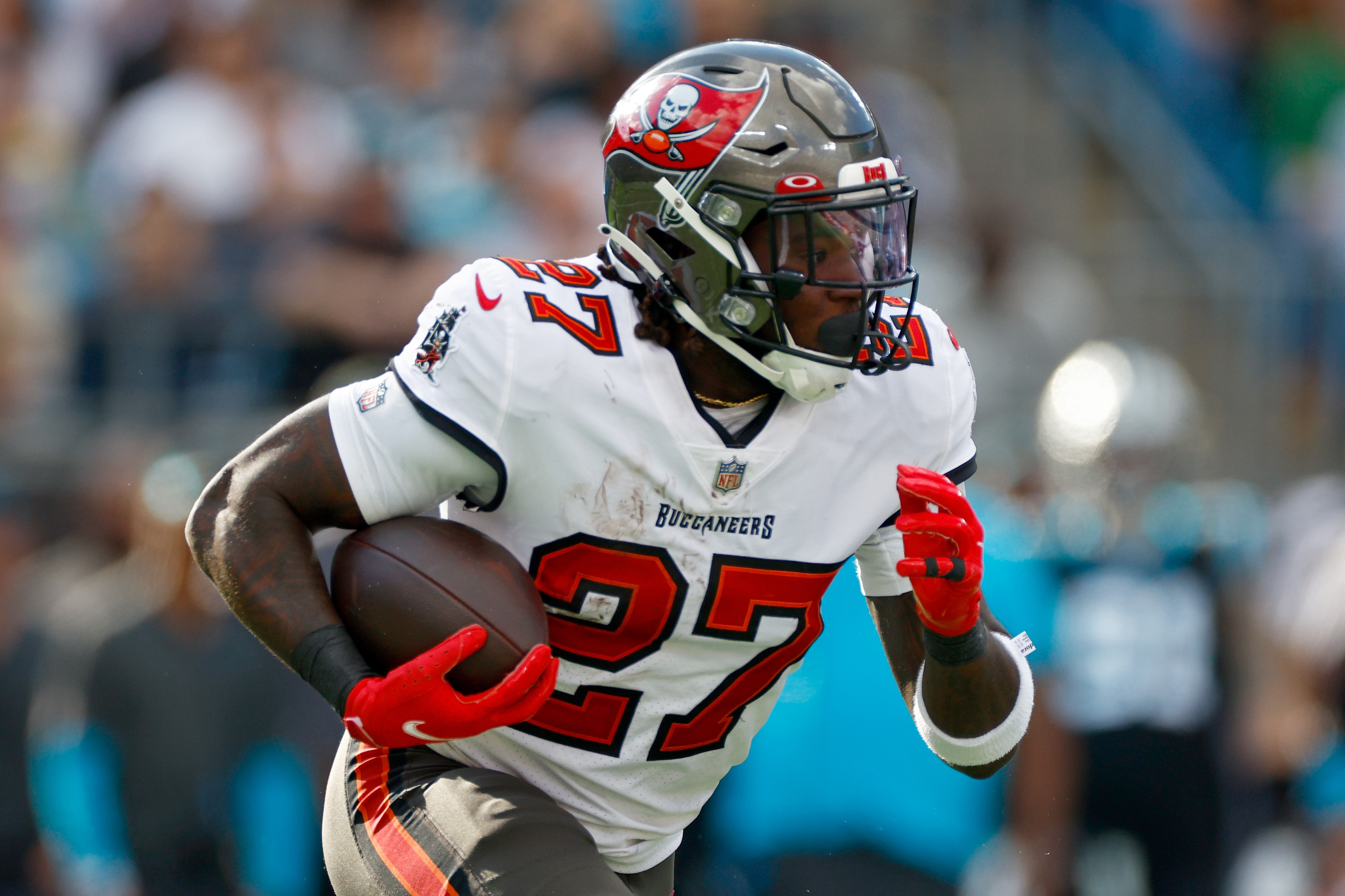 CHARLOTTE, NORTH CAROLINA - DECEMBER 26: Ronald Jones #27 of the Tampa Bay Buccaneers runs the ball during the second quarter in the game against the Carolina Panthers at Bank of America Stadium on December 26, 2021 in Charlotte, North Carolina. (Photo by Jared C. Tilton/Getty Images) CHARLOTTE, NORTH CAROLINA - DECEMBER 26: Ronald Jones #27 of the Tampa Bay Buccaneers runs the ball during the second quarter in the game against the Carolina Panthers at Bank of America Stadium on December 26, 2021 in Charlotte, North Carolina. (Photo by Jared C. Tilton/Getty Images)