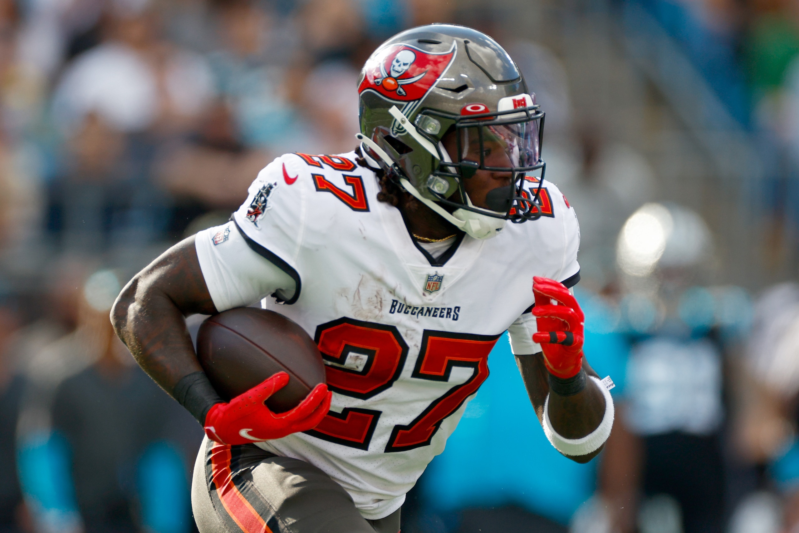 CHARLOTTE, NORTH CAROLINA - DECEMBER 26: Ronald Jones #27 of the Tampa Bay Buccaneers runs the ball during the second quarter in the game against the Carolina Panthers at Bank of America Stadium on December 26, 2021 in Charlotte, North Carolina. (Photo by Jared C. Tilton/Getty Images) CHARLOTTE, NORTH CAROLINA - DECEMBER 26: Ronald Jones #27 of the Tampa Bay Buccaneers runs the ball during the second quarter in the game against the Carolina Panthers at Bank of America Stadium on December 26, 2021 in Charlotte, North Carolina. (Photo by Jared C. Tilton/Getty Images)